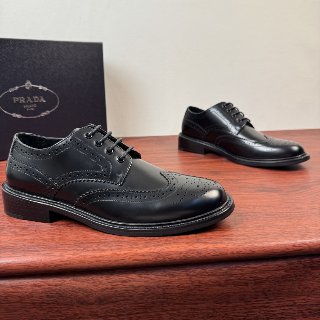 NO:832120,Batch PRADA/Prada men's new leather derby shoes, heavy-duty brogue style leather sole formal leather shoes!  Top-notch products produced in Wanguan!  This almond-shaped toe derby shoe is made of polished glossy open-edge beaded cowhide/calfskin, classic hand-rubbing process, multiple composite stitching, classic British version, exquisite mark stitching, thick laces to highlight the ruggedness of men, reinterpreting the classic, showing elegance and grandeur, dyed calfskin lining, the same upper material logo half-foot support, comfortable and breathable without rubbing the feet, genuine leather welt  The genuine leather outsole with rubber backing splicing decoration embodies modern style. At the same time, it has excellent anti-slip performance and has a stylish upper foot, which can be used in various occasions!  Comes complete with original box packaging!  Size 39-40-41-42-43-44 Leather shoe size (can be customized to 38.45.46) Item number 2ED409-1 Open edge beads, prada, prada, cowhide, Leather soles19860909批 PRADA/普拉达 男士新款皮革德比鞋 重工打造布洛克风格皮底正装皮鞋！ 莞产顶级精品！这款杏仁型鞋头德比鞋采用擦色亮面开边珠牛皮/小牛皮制成,经典手工擦色工艺,多重复合拼接,经典英伦版型,精致马克缝线,加粗系带凸显男性粗犷,重新演绎经典,尽显优雅和大气,本染小牛皮内里,同鞋面材质徽标半垫脚加持,舒适透气不磨脚,真皮沿条 真皮大底搭配橡胶底片拼接装饰释放现代格调德同时,具有极好的防滑性能,上脚有型,可出入各种场合！配原盒全套包装！ 尺码39-40-41-42-43-44 皮鞋尺码（可定制38.45.46） 货号2ED409-1 开边珠,,prada,prada,cowhide,Leather soles,Men's shoes