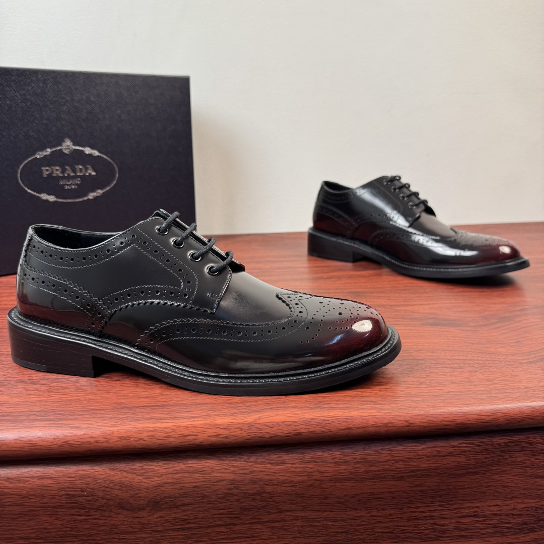NO:832126,Batch PRADA/Prada men's new leather derby shoes, heavy-duty brogue style leather sole formal leather shoes!  Top-notch products produced in Wanguan!  This almond-shaped toe derby shoe is made of polished glossy open-edge beaded cowhide/calfskin, classic hand-rubbing process, multiple composite stitching, classic British version, exquisite mark stitching, thick laces to highlight the ruggedness of men, reinterpreting the classic, showing elegance and grandeur, dyed calfskin lining, the same upper material logo half-foot support, comfortable and breathable without rubbing the feet, genuine leather welt  The genuine leather outsole with rubber backing splicing decoration embodies modern style. At the same time, it has excellent anti-slip performance and has a stylish upper foot, which can be used in various occasions!  Comes complete with original box packaging!  Size 39-40-41-42-43-44 Leather shoe size (can be customized to 38.45.46) Item number 2ED409-1 Black and red, prada, prada, cowhide, Leather soles19860909批 PRADA/普拉达 男士新款皮革德比鞋 重工打造布洛克风格皮底正装皮鞋！ 莞产顶级精品！这款杏仁型鞋头德比鞋采用擦色亮面开边珠牛皮/小牛皮制成,经典手工擦色工艺,多重复合拼接,经典英伦版型,精致马克缝线,加粗系带凸显男性粗犷,重新演绎经典,尽显优雅和大气,本染小牛皮内里,同鞋面材质徽标半垫脚加持,舒适透气不磨脚,真皮沿条 真皮大底搭配橡胶底片拼接装饰释放现代格调德同时,具有极好的防滑性能,上脚有型,可出入各种场合！配原盒全套包装！ 尺码39-40-41-42-43-44 皮鞋尺码（可定制38.45.46） 货号2ED409-1 黑红,,prada,prada,cowhide,Leather soles,Men's shoes