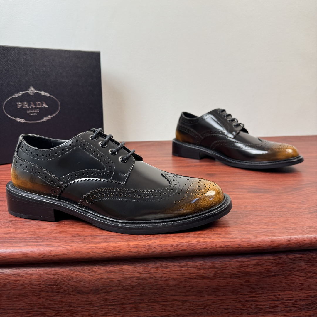NO:832131,Batch PRADA/Prada men's new leather derby shoes, heavy-duty brogue style leather sole formal leather shoes!  Top-notch products produced in Wanguan!  This almond-shaped toe derby shoe is made of polished glossy open-edge beaded cowhide/calfskin, classic hand-rubbing process, multiple composite stitching, classic British version, exquisite mark stitching, thick laces to highlight the ruggedness of men, reinterpreting the classic, showing elegance and grandeur, dyed calfskin lining, the same upper material logo half-foot support, comfortable and breathable without rubbing the feet, genuine leather welt  The genuine leather outsole with rubber backing splicing decoration embodies modern style. At the same time, it has excellent anti-slip performance and has a stylish upper foot, which can be used in various occasions!  Comes complete with original box packaging!  Size 39-40-41-42-43-44 Leather shoe size (can be customized to 38.45.46) Item number 2ED409-1 black brown, prada, prada, cowhide, Leather soles19860909批 PRADA/普拉达 男士新款皮革德比鞋 重工打造布洛克风格皮底正装皮鞋！ 莞产顶级精品！这款杏仁型鞋头德比鞋采用擦色亮面开边珠牛皮/小牛皮制成,经典手工擦色工艺,多重复合拼接,经典英伦版型,精致马克缝线,加粗系带凸显男性粗犷,重新演绎经典,尽显优雅和大气,本染小牛皮内里,同鞋面材质徽标半垫脚加持,舒适透气不磨脚,真皮沿条 真皮大底搭配橡胶底片拼接装饰释放现代格调德同时,具有极好的防滑性能,上脚有型,可出入各种场合！配原盒全套包装！ 尺码39-40-41-42-43-44 皮鞋尺码（可定制38.45.46） 货号2ED409-1黑棕,,prada,prada,cowhide,Leather soles,Men's shoes