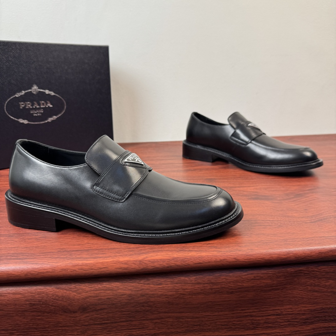 NO:832138,Batch PRADA/Prada men's new leather loafers, heavy industry to create simple style leather sole formal leather shoes!  Top-notch products produced in Wanguan!  These loafers are made of bright open-edge beaded cowhide and calfskin, with hand-rubbed coloring. The front is equipped with a classic penny loafer exquisite horizontal strap and exquisite mark stitching, reinterpreting the classics, showing elegance and grandeur. It has a natural dyed calfskin lining, the same upper material logo and half-pad support, which is comfortable, breathable and non-abrasive. Genuine leather welts  The genuine leather outsole with rubber backing splicing decoration embodies modern style. At the same time, it has excellent anti-slip performance and has a stylish upper foot, which can be used in various occasions!  Comes complete with original box packaging!  Size 39-40-41-42-43-44 Leather shoe size (can be customized to 38.45.46) Item number 2ED409-9P cowhide, prada, prada, loafers, cowhide, Leather soles19860909批 PRADA/普拉达 男士新款皮革乐福鞋 重工打造简约风格皮底正装皮鞋！ 莞产顶级精品！这款乐福鞋采用亮面开边珠牛皮和小牛皮制成,手工擦色工艺,正面配以经典便士乐福精巧横饰带,精致马克缝线,重新演绎经典,尽显优雅和大气,本染小牛皮内里,同鞋面材质徽标半垫脚加持,舒适透气不磨脚,真皮沿条 真皮大底搭配橡胶底片拼接装饰释放现代格调德同时,具有极好的防滑性能,上脚有型,可出入各种场合！配原盒全套包装！ 尺码39-40-41-42-43-44 皮鞋尺码（可定制38.45.46） 货号2ED409-9P牛皮,,prada,prada,loafers,cowhide,Leather soles,Men's shoes