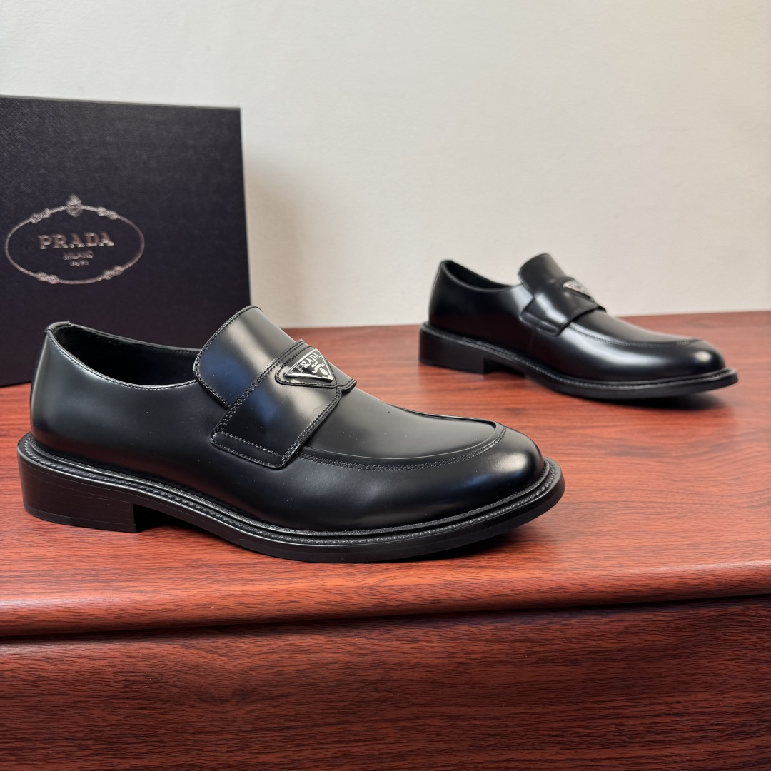 NO:832144,Batch PRADA/Prada men's new leather loafers, heavy industry to create simple style leather sole formal leather shoes!  Top-notch products produced in Wanguan!  These loafers are made of bright open-edge beaded cowhide and calfskin, with hand-rubbed coloring. The front is equipped with a classic penny loafer exquisite horizontal strap and exquisite mark stitching, reinterpreting the classics, showing elegance and grandeur. It has a natural dyed calfskin lining, the same upper material logo and half-pad support, which is comfortable, breathable and non-abrasive. Genuine leather welts  The genuine leather outsole with rubber backing splicing decoration embodies modern style. At the same time, it has excellent anti-slip performance and has a stylish upper foot, which can be used in various occasions!  Comes complete with original box packaging!  Size 39-40-41-42-43-44 Leather shoe size (can be customized to 38.45.46) Item number 2ED409-9P Toe beads, prada, prada, loafers, cowhide, Leather soles19860909批 PRADA/普拉达 男士新款皮革乐福鞋 重工打造简约风格皮底正装皮鞋！ 莞产顶级精品！这款乐福鞋采用亮面开边珠牛皮和小牛皮制成,手工擦色工艺,正面配以经典便士乐福精巧横饰带,精致马克缝线,重新演绎经典,尽显优雅和大气,本染小牛皮内里,同鞋面材质徽标半垫脚加持,舒适透气不磨脚,真皮沿条 真皮大底搭配橡胶底片拼接装饰释放现代格调德同时,具有极好的防滑性能,上脚有型,可出入各种场合！配原盒全套包装！ 尺码39-40-41-42-43-44 皮鞋尺码（可定制38.45.46） 货号2ED409-9P 来边珠,,prada,prada,loafers,cowhide,Leather soles,Men's shoes