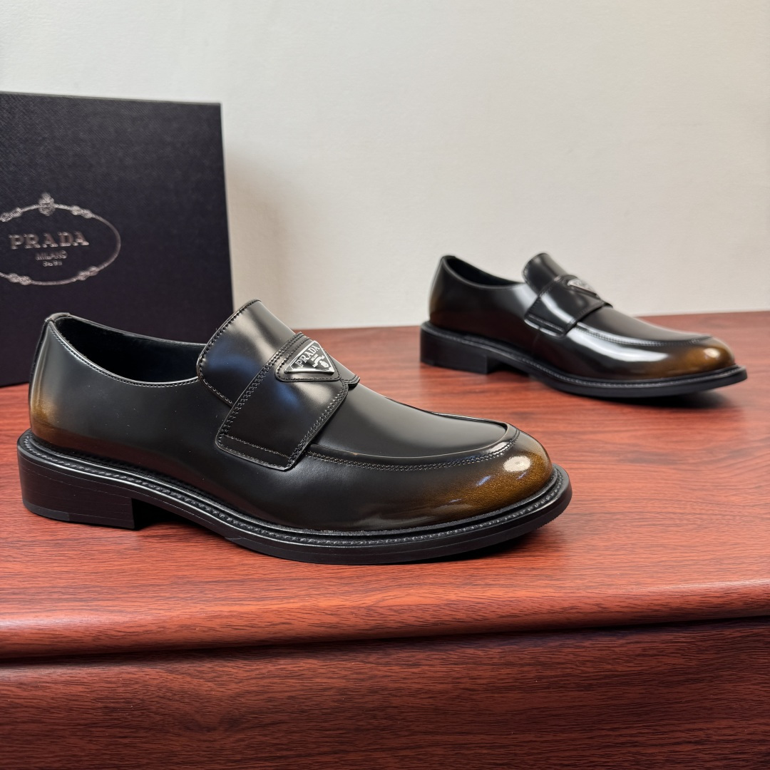 NO:832152,Batch PRADA/Prada men's new leather loafers, heavy industry to create simple style leather sole formal leather shoes!  Top-notch products produced in Wanguan!  These loafers are made of bright open-edge beaded cowhide and calfskin, with hand-rubbed coloring. The front is equipped with a classic penny loafer exquisite horizontal strap and exquisite mark stitching, reinterpreting the classics, showing elegance and grandeur. It has a natural dyed calfskin lining, the same upper material logo and half-pad support, which is comfortable, breathable and non-abrasive. Genuine leather welts  The genuine leather outsole with rubber backing splicing decoration embodies modern style. At the same time, it has excellent anti-slip performance and has a stylish upper foot, which can be used in various occasions!  Comes complete with original box packaging!  Size 39-40-41-42-43-44 Leather shoe size (can be customized to 38.45.46) Item number 2ED409-9P black brown, prada, prada, loafers, cowhide, Leather soles19860909批 PRADA/普拉达 男士新款皮革乐福鞋 重工打造简约风格皮底正装皮鞋！ 莞产顶级精品！这款乐福鞋采用亮面开边珠牛皮和小牛皮制成,手工擦色工艺,正面配以经典便士乐福精巧横饰带,精致马克缝线,重新演绎经典,尽显优雅和大气,本染小牛皮内里,同鞋面材质徽标半垫脚加持,舒适透气不磨脚,真皮沿条 真皮大底搭配橡胶底片拼接装饰释放现代格调德同时,具有极好的防滑性能,上脚有型,可出入各种场合！配原盒全套包装！ 尺码39-40-41-42-43-44 皮鞋尺码（可定制38.45.46） 货号2ED409-9P黑棕,,prada,prada,loafers,cowhide,Leather soles,Men's shoes