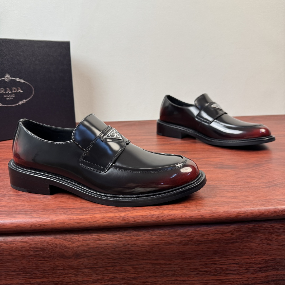 NO:832101,Batch PRADA/Prada men's new leather loafers, heavy industry to create simple style leather sole formal leather shoes!  Top-notch products produced in Wanguan!  These loafers are made of bright open-edge beaded cowhide and calfskin, with hand-rubbed coloring. The front is equipped with a classic penny loafer exquisite horizontal strap and exquisite mark stitching, reinterpreting the classics, showing elegance and grandeur. It has a natural dyed calfskin lining, the same upper material logo and half-pad support, which is comfortable, breathable and non-abrasive. Genuine leather welts  The genuine leather outsole with rubber backing splicing decoration embodies modern style. At the same time, it has excellent anti-slip performance and has a stylish upper foot, which can be used in various occasions!  Comes complete with original box packaging!  Size 39-40-41-42-43-44 Leather shoe size (can be customized to 38.45.46) Item number 2ED409-9P Black and red, prada, prada, loafers, cowhide, Leather soles19860909批 PRADA/普拉达 男士新款皮革乐福鞋 重工打造简约风格皮底正装皮鞋！ 莞产顶级精品！这款乐福鞋采用亮面开边珠牛皮和小牛皮制成,手工擦色工艺,正面配以经典便士乐福精巧横饰带,精致马克缝线,重新演绎经典,尽显优雅和大气,本染小牛皮内里,同鞋面材质徽标半垫脚加持,舒适透气不磨脚,真皮沿条 真皮大底搭配橡胶底片拼接装饰释放现代格调德同时,具有极好的防滑性能,上脚有型,可出入各种场合！配原盒全套包装！ 尺码39-40-41-42-43-44 皮鞋尺码（可定制38.45.46） 货号2ED409-9P 黑红,,prada,prada,loafers,cowhide,Leather soles,Men's shoes