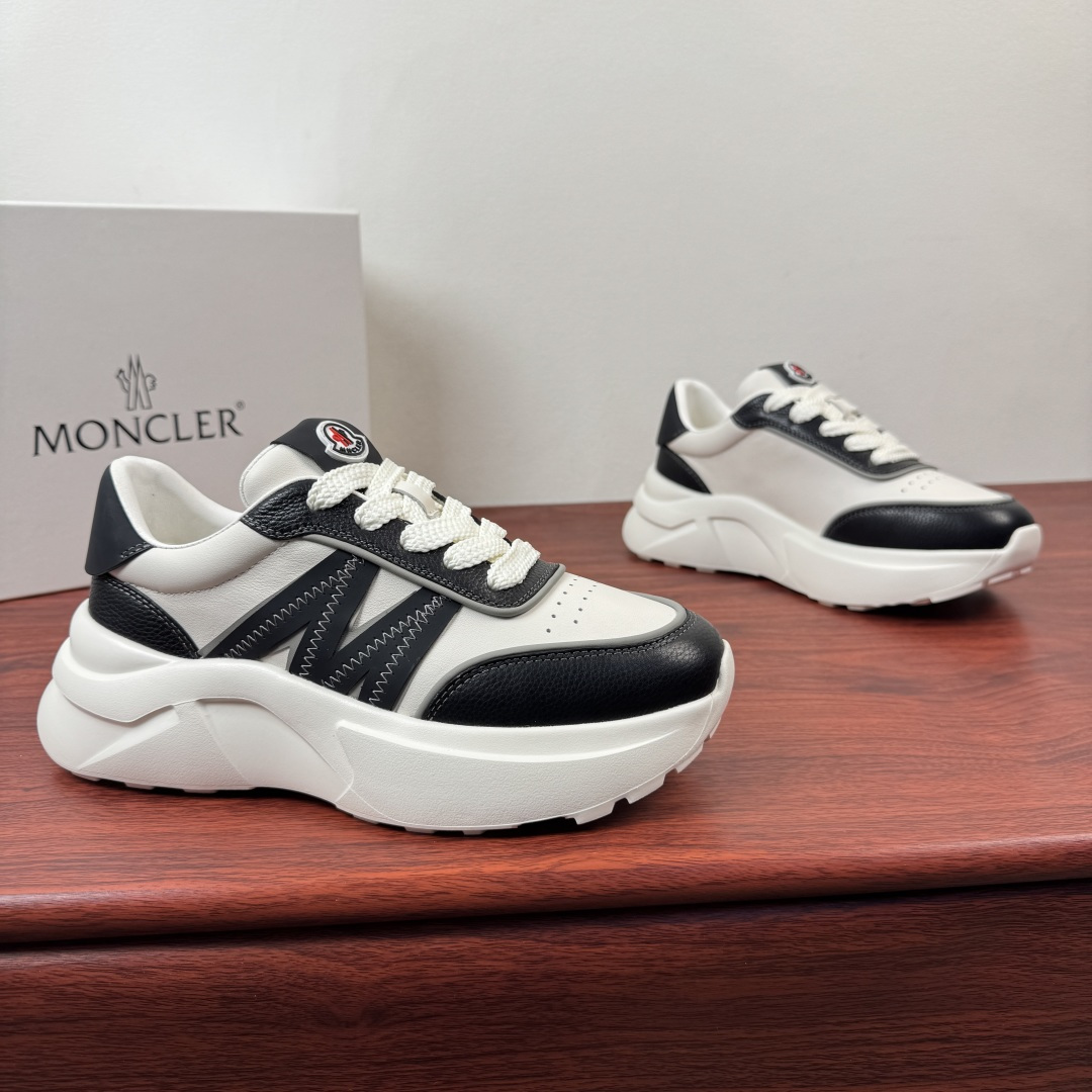NO:832082,Batch Moncler/Moncler's new summer thick-soled sneakers!  Integrate the genes of Alpine luxury brands into daily wear. Select fine pebbled cowhide to splice soft Napa calfskin uppers, and oversize genuine leather M logo badge decoration details. Available in black and white and off-white, neat lines bring a sense of luxury. The brand's iconic badge embellishes the tongue, making it more recognizable. Lightweight rubber  The foam thick sole design quietly increases the height, with a cushioning midsole, calfskin lining, soft latex insole, and genuine leather bottom layer, which is light and not tiring on the feet. The non-slip outsole is both practical and can be easily used for commuting and citywalking, and can be easily worn with an effortless big-name texture. Comes with a full set of packaging!  Size 39-40-41-42-43-44 Standard leather shoe size (38.45.46 can be customized and does not support returns) Item number 1209A4 black and white, Moncler, sneakers, cowhide19860909批 Moncler/盟可睐 夏季新款厚底运动鞋！ 将高山奢牌基因融入日常穿搭.甄选细腻荔枝纹牛皮拼接柔软的纳帕小牛皮鞋面,超大真皮M标识徽章装饰细节.黑白与米白双色可选,利落线条自带高级感.品牌标志性徽章点缀鞋舌,辨识度拉满.轻质橡胶发泡厚底设计悄悄增高,搭配缓震中底,小牛皮内里,柔软乳胶鞋垫,搭配真皮底层,上脚轻盈不累脚.防滑大底兼顾实用性,通勤、citywalk都能轻松驾驭,轻松穿出不费力的大牌质感.配全套包装！ 尺码39-40-41-42-43-44 标准皮鞋码（38.45.46可定做不支持退换） 货号1209A4 黑白,,Moncler,sneakers,cowhide,Men's shoes