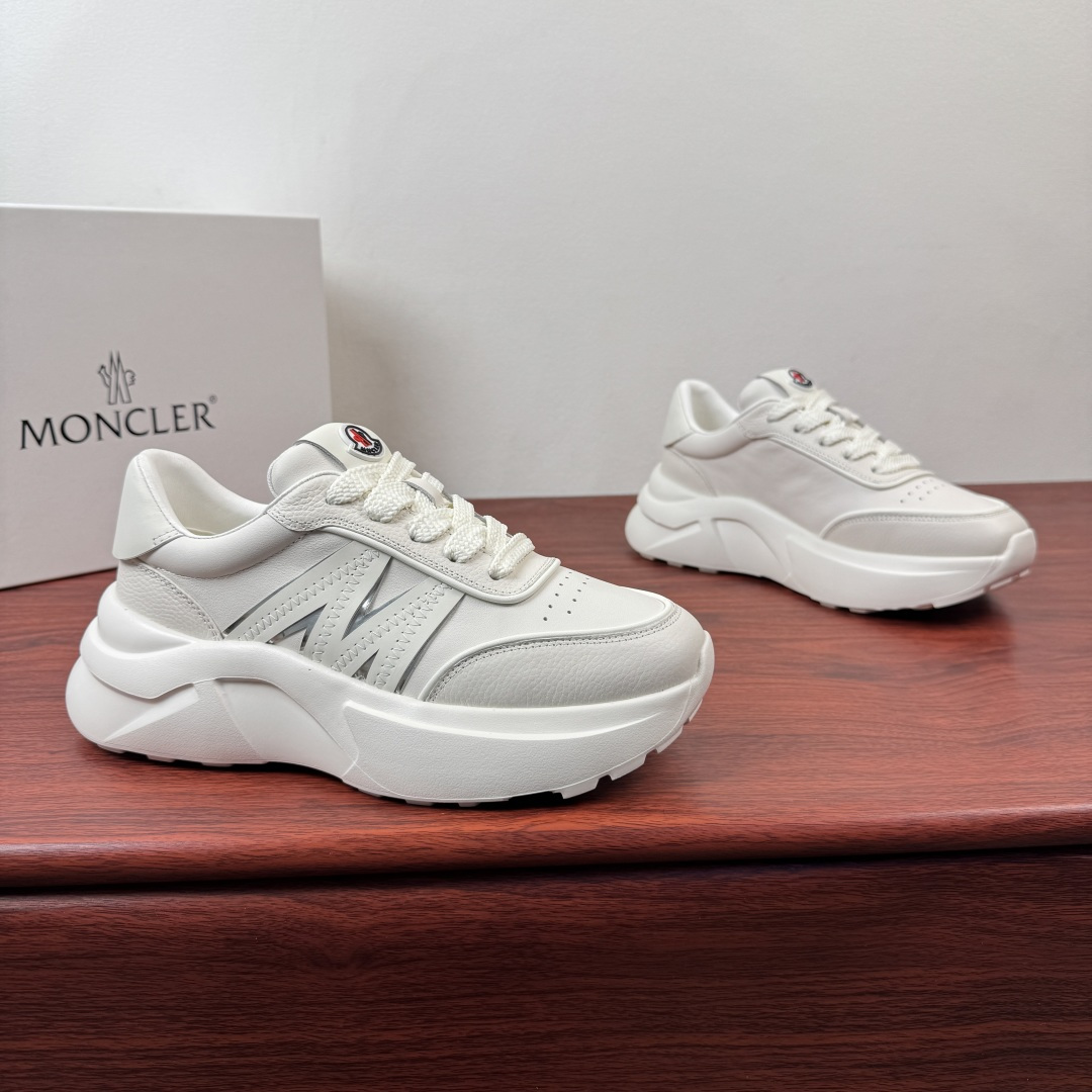 NO:832088,Batch Moncler/Moncler's new summer thick-soled sneakers!  Integrate the genes of Alpine luxury brands into daily wear. Select fine pebbled cowhide to splice soft Napa calfskin uppers, and oversize genuine leather M logo badge decoration details. Available in black and white and off-white, neat lines bring a sense of luxury. The brand's iconic badge embellishes the tongue, making it more recognizable. Lightweight rubber  The foam thick sole design quietly increases the height, with a cushioning midsole, calfskin lining, soft latex insole, and genuine leather bottom layer, which is light and not tiring on the feet. The non-slip outsole is both practical and can be easily used for commuting and citywalking, and can be easily worn with an effortless big-name texture. Comes with a full set of packaging!  Size 39-40-41-42-43-44 Standard leather shoe size (38.45.46 can be customized and does not support returns) Item No. 1209A4 White, Moncler, sneakers, cowhide19860909批 Moncler/盟可睐 夏季新款厚底运动鞋！ 将高山奢牌基因融入日常穿搭.甄选细腻荔枝纹牛皮拼接柔软的纳帕小牛皮鞋面,超大真皮M标识徽章装饰细节.黑白与米白双色可选,利落线条自带高级感.品牌标志性徽章点缀鞋舌,辨识度拉满.轻质橡胶发泡厚底设计悄悄增高,搭配缓震中底,小牛皮内里,柔软乳胶鞋垫,搭配真皮底层,上脚轻盈不累脚.防滑大底兼顾实用性,通勤、citywalk都能轻松驾驭,轻松穿出不费力的大牌质感.配全套包装！ 尺码39-40-41-42-43-44 标准皮鞋码（38.45.46可定做不支持退换） 货号1209A4 白色,,Moncler,sneakers,cowhide,Men's shoes