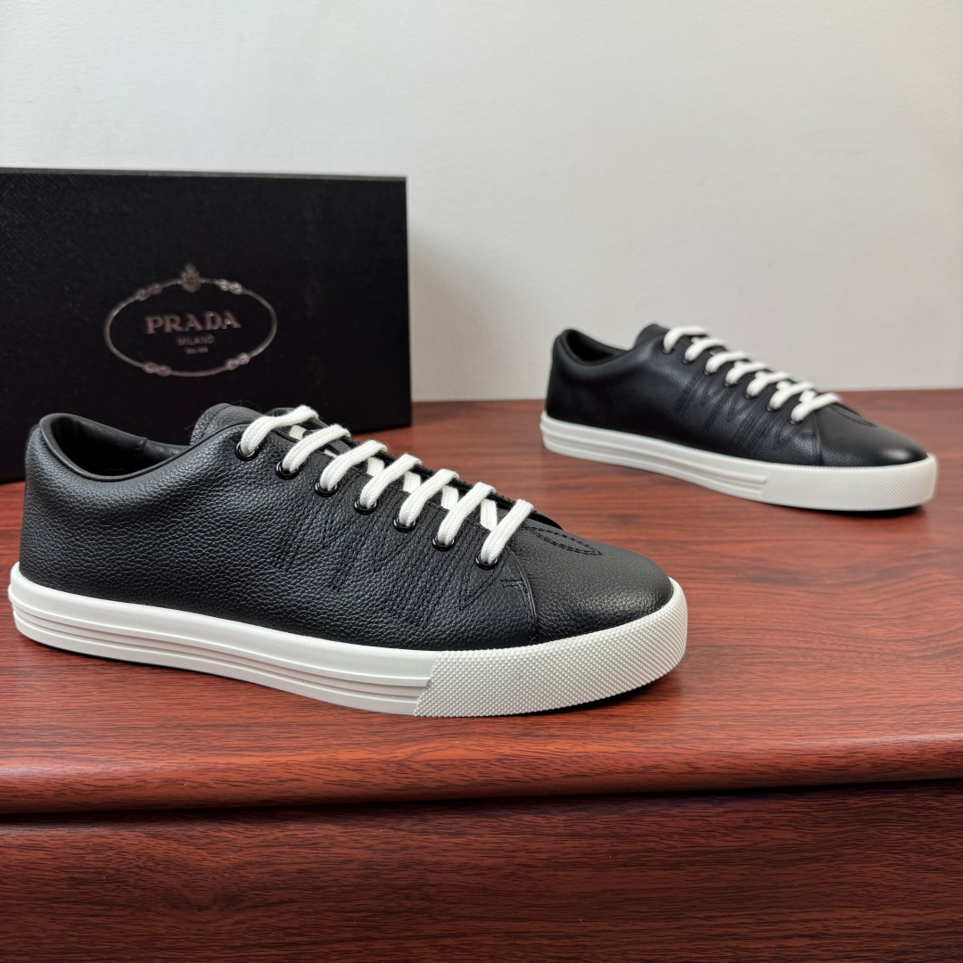 NO:832042,Batch of Prada/Prada counter synchronized new men's cow leather sneakers. The counter is hot in progress...  The sneaker's design strikes a balance between tradition and modernity, echoing the bold aesthetic of the cowboy boot, transposed through a minimalist lens. An innovative mix-and-match language defines the shoe, with Western-inspired decorative stitching contrasting with the smooth silhouette.  Than. Select soft and light minimalist Napa calfskin, pure stitching decoration, original box-shaped contrasting rubber soft sole, calfskin lining. Genuine leather feet come standard, with classic graffiti film badge logo details on the heel, and a full set of packaging. It is the first choice for summer self-preservation products. Highly recommended!  Size 39-40-41-42-43-44 Leather shoe size Item number 2EE448 black, prada, prada, boots, sneakers, cowhide19860909批 Prada/普拉达 专柜同步新款男士牛皮革运动鞋 专柜火爆进行中... 此款运动鞋的设计在传统与现代之间取得平衡,呼应牛仔靴大胆的美学风格,从简约的视角进行转化.创新的混搭语言定义了此款鞋履,采用西部风格的装饰性缝线,与流畅廓形形成鲜明对比.甄选柔软轻薄的纳帕小牛皮极简主义,纯粹缝线装饰原厂箱型撞色橡胶软底,小牛皮内里.真皮垫脚标配,后跟经典涂鸦胶片徽章标识细节,配全套包装,夏日自留精品首选,强烈推荐！ 尺码39-40-41-42-43-44 皮鞋尺码 货号2EE448 黑色,,prada,prada,boots,sneakers,cowhide,Men's shoes