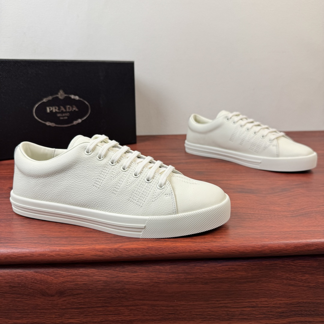 NO:832045,Batch of Prada/Prada counter synchronized new men's cow leather sneakers. The counter is hot in progress...  The sneaker's design strikes a balance between tradition and modernity, echoing the bold aesthetic of the cowboy boot, transposed through a minimalist lens. An innovative mix-and-match language defines the shoe, with Western-inspired decorative stitching contrasting with the smooth silhouette.  Than. Select soft and light minimalist Napa calfskin, pure stitching decoration, original box-shaped contrasting rubber soft sole, calfskin lining. Genuine leather feet come standard, with classic graffiti film badge logo details on the heel, and a full set of packaging. It is the first choice for summer self-preservation products. Highly recommended!  Size 39-40-41-42-43-44 Leather shoe size Item number 2EE448 white, prada, prada, boots, sneakers, cowhide19860909批 Prada/普拉达 专柜同步新款男士牛皮革运动鞋 专柜火爆进行中... 此款运动鞋的设计在传统与现代之间取得平衡,呼应牛仔靴大胆的美学风格,从简约的视角进行转化.创新的混搭语言定义了此款鞋履,采用西部风格的装饰性缝线,与流畅廓形形成鲜明对比.甄选柔软轻薄的纳帕小牛皮极简主义,纯粹缝线装饰原厂箱型撞色橡胶软底,小牛皮内里.真皮垫脚标配,后跟经典涂鸦胶片徽章标识细节,配全套包装,夏日自留精品首选,强烈推荐！ 尺码39-40-41-42-43-44 皮鞋尺码 货号2EE448 白色,,prada,prada,boots,sneakers,cowhide,Men's shoes