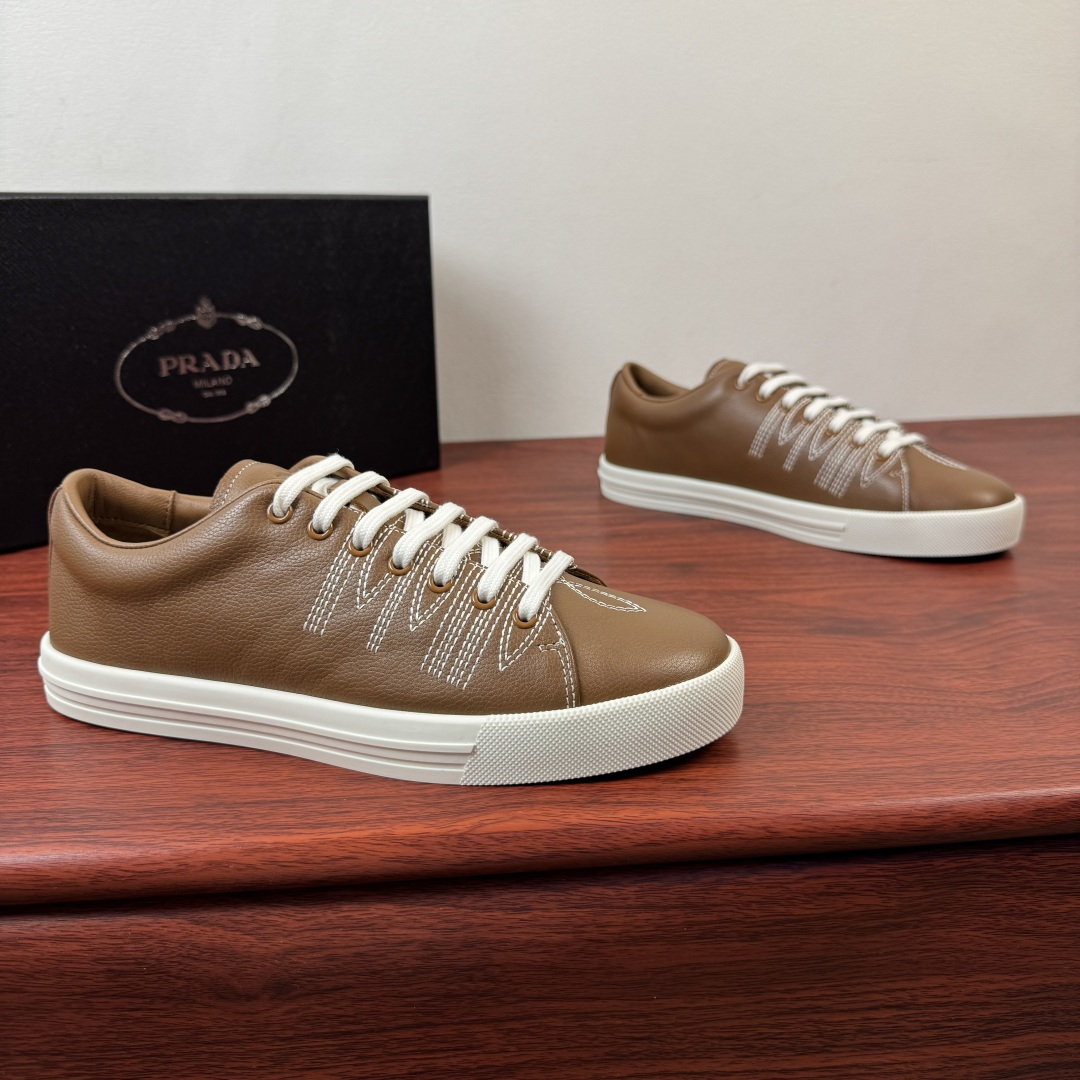 NO:832051,Batch of Prada/Prada counter synchronized new men's cow leather sneakers. The counter is hot in progress...  The sneaker's design strikes a balance between tradition and modernity, echoing the bold aesthetic of the cowboy boot, transposed through a minimalist lens. An innovative mix-and-match language defines the shoe, with Western-inspired decorative stitching contrasting with the smooth silhouette.  Than. Select soft and light minimalist Napa calfskin, pure stitching decoration, original box-shaped contrasting rubber soft sole, calfskin lining. Genuine leather feet come standard, with classic graffiti film badge logo details on the heel, and a full set of packaging. It is the first choice for summer self-preservation products. Highly recommended!  Size 39-40-41-42-43-44 Leather shoe size Item No. 2EE448 Apricot, prada, prada, boots, sneakers, cowhide19860909批 Prada/普拉达 专柜同步新款男士牛皮革运动鞋 专柜火爆进行中... 此款运动鞋的设计在传统与现代之间取得平衡,呼应牛仔靴大胆的美学风格,从简约的视角进行转化.创新的混搭语言定义了此款鞋履,采用西部风格的装饰性缝线,与流畅廓形形成鲜明对比.甄选柔软轻薄的纳帕小牛皮极简主义,纯粹缝线装饰原厂箱型撞色橡胶软底,小牛皮内里.真皮垫脚标配,后跟经典涂鸦胶片徽章标识细节,配全套包装,夏日自留精品首选,强烈推荐！ 尺码39-40-41-42-43-44 皮鞋尺码 货号2EE448 杏色,,prada,prada,boots,sneakers,cowhide,Men's shoes