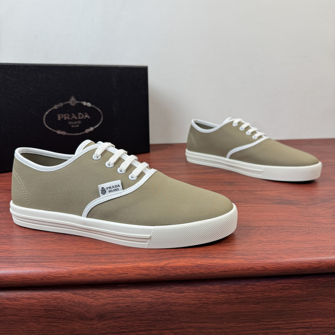 NO:832062,Batch Prada/Prada SS26 summer show canvas shoes are coming to the official website!  These twill lace-up sneakers are made of lightweight fabrics with contrasting trims, which become the characteristics of this new summer shoe. The unique attrition logo shows authenticity and connection, reflecting the elegant and harmonious power of Prada. Fabric lining, standard leather feet, high-definition PRADA letter badge logo, cotton laces, original box-shaped contrasting rubber soft sole, simple geometric pattern texture, removable insole, minimalist design without losing the modern trend, excellent handing comfort, highly recommended, comes with a full set of packaging!  Size 39-40-41-42-43-44 Leather shoe size Item No. 2EE042 Apricot, prada, prada, sneakers19860909批 Prada/普拉达 SS26夏日秀场款帆布鞋领先官网来袭！ 此款斜纹布系带运动鞋采用轻质面料搭配对比色饰边,成为这款全新夏季鞋履的特色,独特的减员徽标展现真实与联系,体现Prada优雅的和谐力量.织物衬里,真皮垫脚标配,高清PRADA字母徽章标识,棉质鞋带,原厂箱型撞色橡胶软底,简约几何图案纹路,可拆卸鞋垫,极简主义设计又不失现代潮流,上交舒适度极好,强烈推荐入,配全套包装！ 尺码39-40-41-42-43-44 皮鞋尺码 货号2EE042 杏色,,prada,prada,sneakers,Men's shoes