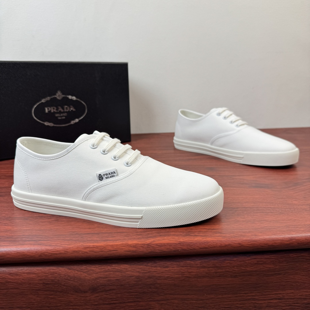 NO:832067,Batch Prada/Prada SS26 summer show canvas shoes are coming to the official website!  These twill lace-up sneakers are made of lightweight fabrics with contrasting trims, which become the characteristics of this new summer shoe. The unique attrition logo shows authenticity and connection, reflecting the elegant and harmonious power of Prada. Fabric lining, standard leather feet, high-definition PRADA letter badge logo, cotton laces, original box-shaped contrasting rubber soft sole, simple geometric pattern texture, removable insole, minimalist design without losing the modern trend, excellent handing comfort, highly recommended, comes with a full set of packaging!  Size 39-40-41-42-43-44 Leather shoe size Item number 2EE042 white, prada, prada, sneakers19860909批 Prada/普拉达 SS26夏日秀场款帆布鞋领先官网来袭！ 此款斜纹布系带运动鞋采用轻质面料搭配对比色饰边,成为这款全新夏季鞋履的特色,独特的减员徽标展现真实与联系,体现Prada优雅的和谐力量.织物衬里,真皮垫脚标配,高清PRADA字母徽章标识,棉质鞋带,原厂箱型撞色橡胶软底,简约几何图案纹路,可拆卸鞋垫,极简主义设计又不失现代潮流,上交舒适度极好,强烈推荐入,配全套包装！ 尺码39-40-41-42-43-44 皮鞋尺码 货号2EE042 白色,,prada,prada,sneakers,Men's shoes