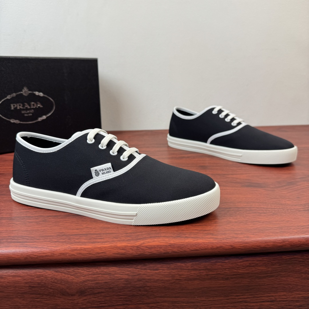 NO:832073,Batch Prada/Prada SS26 summer show canvas shoes are coming to the official website!  These twill lace-up sneakers are made of lightweight fabrics with contrasting trims, which become the characteristics of this new summer shoe. The unique attrition logo shows authenticity and connection, reflecting the elegant and harmonious power of Prada. Fabric lining, standard leather feet, high-definition PRADA letter badge logo, cotton laces, original box-shaped contrasting rubber soft sole, simple geometric pattern texture, removable insole, minimalist design without losing the modern trend, excellent handing comfort, highly recommended, comes with a full set of packaging!  Size 39-40-41-42-43-44 Leather shoe size Item number 2EE042 black, prada, prada, sneakers19860909批 Prada/普拉达 SS26夏日秀场款帆布鞋领先官网来袭！ 此款斜纹布系带运动鞋采用轻质面料搭配对比色饰边,成为这款全新夏季鞋履的特色,独特的减员徽标展现真实与联系,体现Prada优雅的和谐力量.织物衬里,真皮垫脚标配,高清PRADA字母徽章标识,棉质鞋带,原厂箱型撞色橡胶软底,简约几何图案纹路,可拆卸鞋垫,极简主义设计又不失现代潮流,上交舒适度极好,强烈推荐入,配全套包装！ 尺码39-40-41-42-43-44 皮鞋尺码 货号2EE042 黑色,,prada,prada,sneakers,Men's shoes