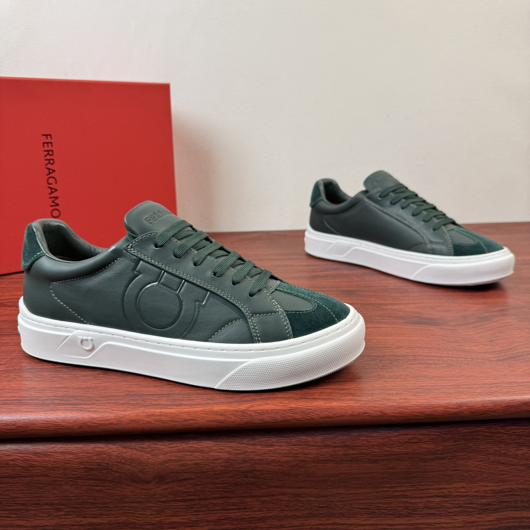 NO:832058,Batch Ferragam/Ferragamo Gancini men's leather sports series!  The new low-top casual shoes are inspired by retro shoes, with leather uppers and textured suede details. The leather texture is detailed in detail, and it is high-quality and trustworthy. Contrast trim and large Gancini trim are used on the sides to add street style. Lightweight rubber Custer soles, softer and higher, with excellent cushioning effect. Calfskin lining, latex insole with original color genuine leather bottom layer, high-definition enlarged logo printed badge details. Multiple colors are available to meet different matching needs, and come with a full set of packaging!  Size 39-40-41-42-43-44 Leather shoe size (can be customized to 38.45) Item No. 0791917 Green,,ferragamo,ferragamo,cowhide19860909批 Ferragam/菲拉格慕 Gancini男士皮革运动系！ 新款低帮休闲鞋的灵感源自复古鞋款,采用皮革鞋面,饰以纹理翻毛皮细节.皮料质感看细节,高品值得信赖.侧面采用撞色饰边和大号Gancini饰件,增添街头风格.轻盈橡胶卡斯特鞋底,柔软增高,缓震效果出众.小牛皮内里,乳胶鞋垫搭配原色真皮底层,高清加大logo印刷徽章标识细节.多色可选满足不同搭配需求,配全套包装！ 尺码39-40-41-42-43-44皮鞋尺码（可定制38.45） 货号0791917 绿色,,ferragamo,ferragamo,cowhide,Men's shoes