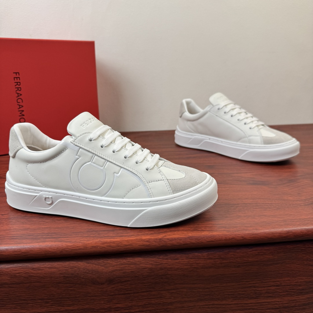 NO:832063,Batch Ferragam/Ferragamo Gancini men's leather sports series!  The new low-top casual shoes are inspired by retro shoes, with leather uppers and textured suede details. The leather texture is detailed in detail, and it is high-quality and trustworthy. Contrast trim and large Gancini trim are used on the sides to add street style. Lightweight rubber Custer soles, softer and higher, with excellent cushioning effect. Calfskin lining, latex insole with original color genuine leather bottom layer, high-definition enlarged logo printed badge details. Multiple colors are available to meet different matching needs, and come with a full set of packaging!  Size 39-40-41-42-43-44 Leather shoe size (can be customized to 38.45) Item No. 0791917 White,,ferragamo,ferragamo,cowhide19860909批 Ferragam/菲拉格慕 Gancini男士皮革运动系！ 新款低帮休闲鞋的灵感源自复古鞋款,采用皮革鞋面,饰以纹理翻毛皮细节.皮料质感看细节,高品值得信赖.侧面采用撞色饰边和大号Gancini饰件,增添街头风格.轻盈橡胶卡斯特鞋底,柔软增高,缓震效果出众.小牛皮内里,乳胶鞋垫搭配原色真皮底层,高清加大logo印刷徽章标识细节.多色可选满足不同搭配需求,配全套包装！ 尺码39-40-41-42-43-44皮鞋尺码（可定制38.45） 货号0791917 白色,,ferragamo,ferragamo,cowhide,Men's shoes