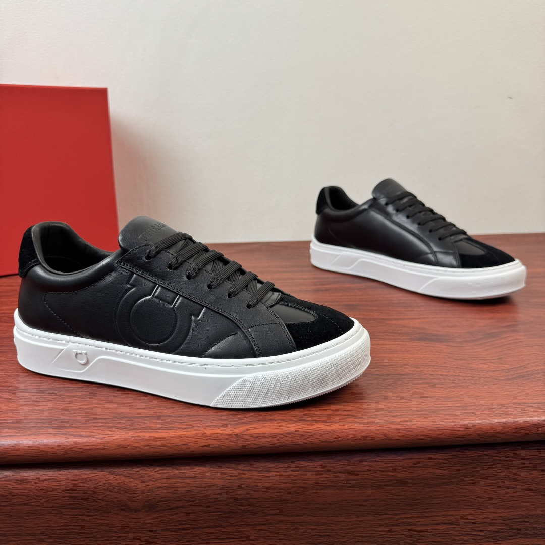 NO:832068,Batch Ferragam/Ferragamo Gancini men's leather sports series!  The new low-top casual shoes are inspired by retro shoes, with leather uppers and textured suede details. The leather texture is detailed in detail, and it is high-quality and trustworthy. Contrast trim and large Gancini trim are used on the sides to add street style. Lightweight rubber Custer soles, softer and higher, with excellent cushioning effect. Calfskin lining, latex insole with original color genuine leather bottom layer, high-definition enlarged logo printed badge details. Multiple colors are available to meet different matching needs, and come with a full set of packaging!  Size 39-40-41-42-43-44 leather shoe size (can be customized to 38.45) Item number 0791917 black,,ferragamo,ferragamo,cowhide19860909批 Ferragam/菲拉格慕 Gancini男士皮革运动系！ 新款低帮休闲鞋的灵感源自复古鞋款,采用皮革鞋面,饰以纹理翻毛皮细节.皮料质感看细节,高品值得信赖.侧面采用撞色饰边和大号Gancini饰件,增添街头风格.轻盈橡胶卡斯特鞋底,柔软增高,缓震效果出众.小牛皮内里,乳胶鞋垫搭配原色真皮底层,高清加大logo印刷徽章标识细节.多色可选满足不同搭配需求,配全套包装！ 尺码39-40-41-42-43-44皮鞋尺码（可定制38.45） 货号0791917黑色,,ferragamo,ferragamo,cowhide,Men's shoes