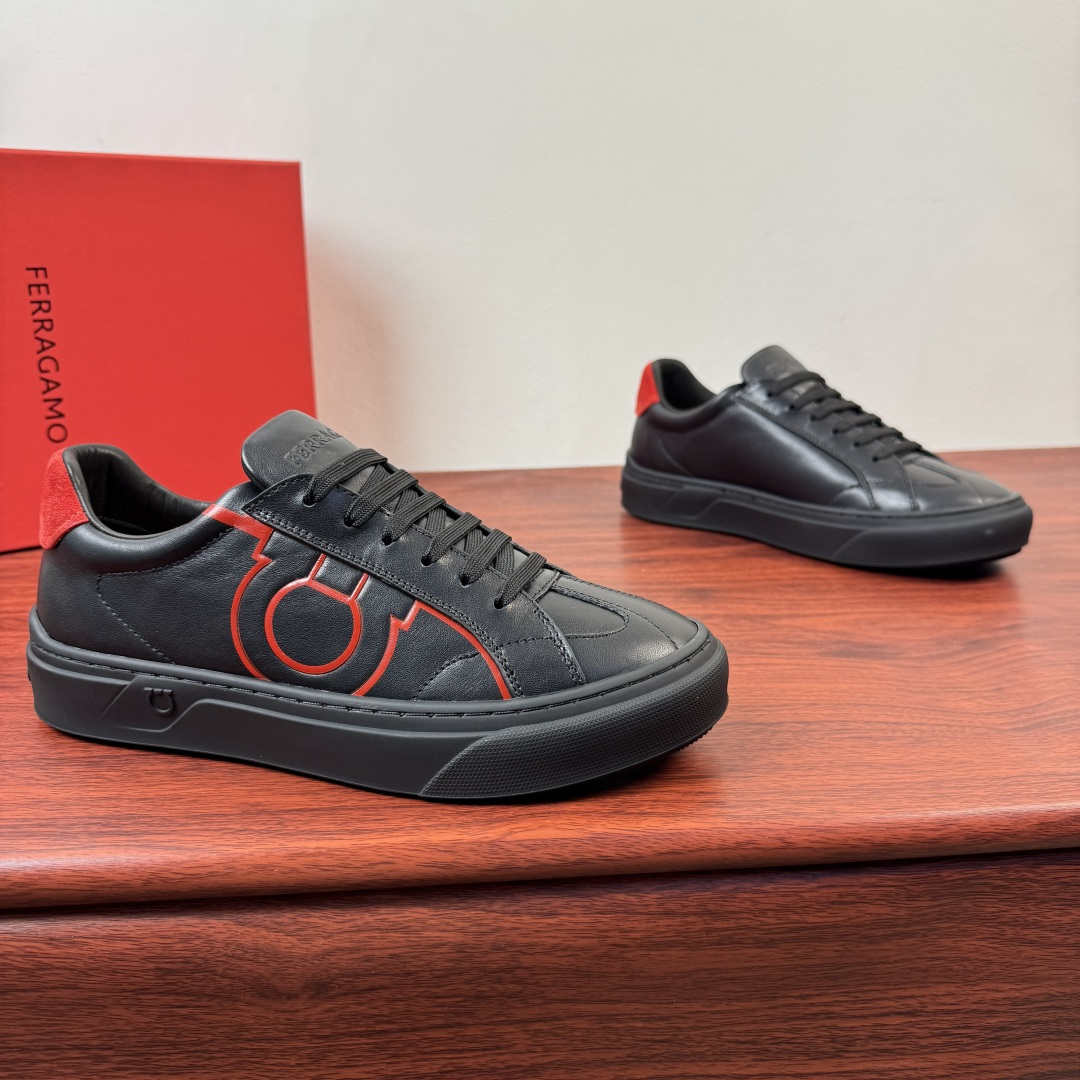 NO:832074,Batch Ferragam/Ferragamo Gancini men's leather sports series!  The new low-top casual shoes are inspired by retro shoes, with leather uppers and textured suede details. The leather texture is detailed in detail, and it is high-quality and trustworthy. Contrast trim and large Gancini trim are used on the sides to add street style. Lightweight rubber Custer soles, softer and higher, with excellent cushioning effect. Calfskin lining, latex insole with original color genuine leather bottom layer, high-definition enlarged logo printed badge details. Multiple colors are available to meet different matching needs, and come with a full set of packaging!  Size 39-40-41-42-43-44 leather shoe size (can be customized to 38.45) Item number 0791917 black red red tail,,ferragamo,ferragamo,cowhide19860909批 Ferragam/菲拉格慕 Gancini男士皮革运动系！ 新款低帮休闲鞋的灵感源自复古鞋款,采用皮革鞋面,饰以纹理翻毛皮细节.皮料质感看细节,高品值得信赖.侧面采用撞色饰边和大号Gancini饰件,增添街头风格.轻盈橡胶卡斯特鞋底,柔软增高,缓震效果出众.小牛皮内里,乳胶鞋垫搭配原色真皮底层,高清加大logo印刷徽章标识细节.多色可选满足不同搭配需求,配全套包装！ 尺码39-40-41-42-43-44皮鞋尺码（可定制38.45） 货号0791917黑红红尾,,ferragamo,ferragamo,cowhide,Men's shoes