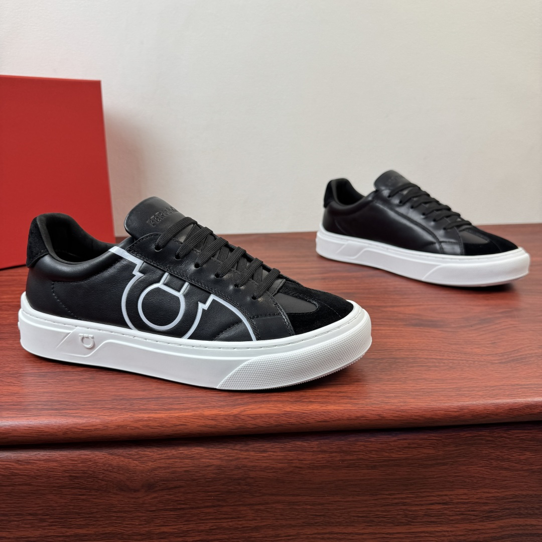 NO:832079,Batch Ferragam/Ferragamo Gancini men's leather sports series!  The new low-top casual shoes are inspired by retro shoes, with leather uppers and textured suede details. The leather texture is detailed in detail, and it is high-quality and trustworthy. Contrast trim and large Gancini trim are used on the sides to add street style. Lightweight rubber Custer soles, softer and higher, with excellent cushioning effect. Calfskin lining, latex insole with original color genuine leather bottom layer, high-definition enlarged logo printed badge details. Multiple colors are available to meet different matching needs, and come with a full set of packaging!  Size 39-40-41-42-43-44 leather shoe size (can be customized to 38.45) Item number 0791917 black and white black tail,,ferragamo,ferragamo,cowhide19860909批 Ferragam/菲拉格慕 Gancini男士皮革运动系！ 新款低帮休闲鞋的灵感源自复古鞋款,采用皮革鞋面,饰以纹理翻毛皮细节.皮料质感看细节,高品值得信赖.侧面采用撞色饰边和大号Gancini饰件,增添街头风格.轻盈橡胶卡斯特鞋底,柔软增高,缓震效果出众.小牛皮内里,乳胶鞋垫搭配原色真皮底层,高清加大logo印刷徽章标识细节.多色可选满足不同搭配需求,配全套包装！ 尺码39-40-41-42-43-44皮鞋尺码（可定制38.45） 货号0791917黑白黑尾,,ferragamo,ferragamo,cowhide,Men's shoes