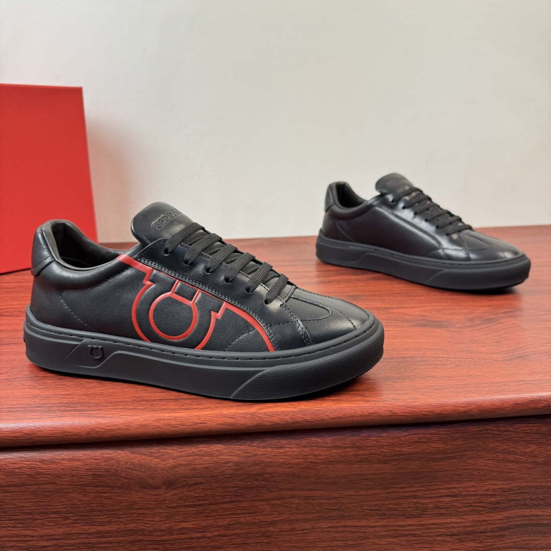 NO:832083,Batch Ferragam/Ferragamo Gancini men's leather sports series!  The new low-top casual shoes are inspired by retro shoes, with leather uppers and textured suede details. The leather texture is detailed in detail, and it is high-quality and trustworthy. Contrast trim and large Gancini trim are used on the sides to add street style. Lightweight rubber Custer soles, softer and higher, with excellent cushioning effect. Calfskin lining, latex insole with original color genuine leather bottom layer, high-definition enlarged logo printed badge details. Multiple colors are available to meet different matching needs, and come with a full set of packaging!  Size 39-40-41-42-43-44 Leather shoe size (can be customized to 38.45) Item number 0791917 black red black tail, ferragamo, ferragamo, cowhide19860909批 Ferragam/菲拉格慕 Gancini男士皮革运动系！ 新款低帮休闲鞋的灵感源自复古鞋款,采用皮革鞋面,饰以纹理翻毛皮细节.皮料质感看细节,高品值得信赖.侧面采用撞色饰边和大号Gancini饰件,增添街头风格.轻盈橡胶卡斯特鞋底,柔软增高,缓震效果出众.小牛皮内里,乳胶鞋垫搭配原色真皮底层,高清加大logo印刷徽章标识细节.多色可选满足不同搭配需求,配全套包装！ 尺码39-40-41-42-43-44皮鞋尺码（可定制38.45） 货号0791917黑红黑尾,,ferragamo,ferragamo,cowhide,Men's shoes