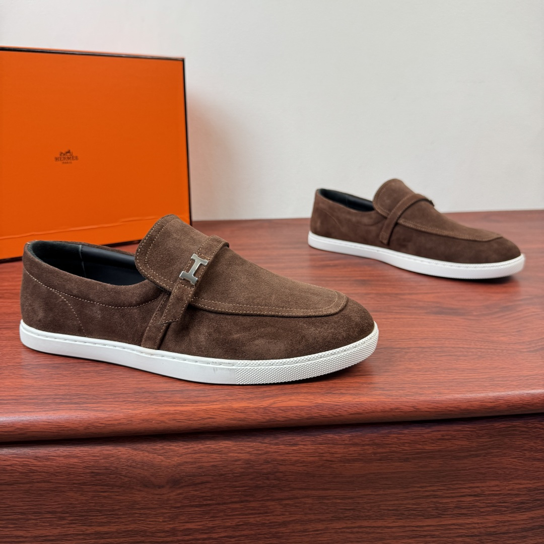 NO:831673,【Hermes】New Hermès Like series men’s leather loafers are now available!  Classic H family sports style loafers, with rubber soles and mini Paris buckles. The neat shoe shape combines gentlemanly style with a sense of everyday relaxation. The style is comfortable to wear and creates a casual urban style!  Choose suede/grained cowhide upper, select soft goatskin lining + lining with a delicate and high-grade touch, and match it with a flexible rubber outsole, which feels light and not stuffy on the feet. Multiple colors are available, easily suitable for business commuting and leisure occasions. It is a versatile choice for men's shoe cabinets. Comes with a full set of packaging!  Size 39-40-41-42-43-44 leather shoe size (can be customized to 38.45.46),,hermes,hermes,loafers,cowhide,sheepskin19860909【Hermes】爱马仕 Like系列男士皮革乐福鞋新款出货！ 经典H家运动风格乐福鞋,搭配橡胶鞋底和迷你Paris扣.利落鞋型兼具绅士格调与日常松弛感.款式穿着感受舒适,打造休闲都市风格！选反绒/粒面牛皮鞋面,甄选柔软山羊皮内里+内衬触感细腻高级,搭配柔韧橡胶大底,脚感轻盈不闷脚.多色可选,轻松适配商务通勤与休闲场合,是男士鞋柜里的百搭质感之选.配全套包装！ 尺码39-40-41-42-43-44皮鞋尺码（可定制38.45.46）,,hermes,hermes,loafers,cowhide,sheepskin,Men's shoes