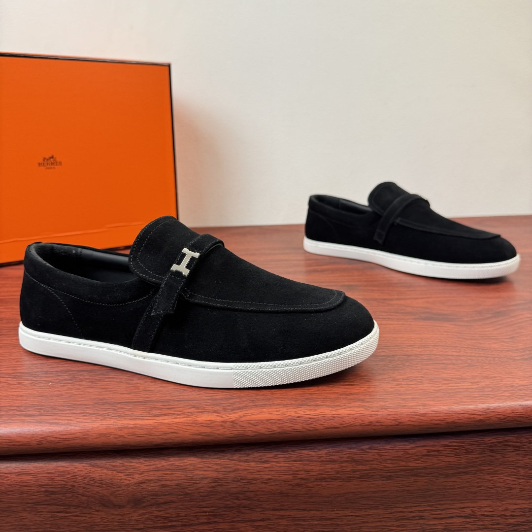 NO:831680,【Hermes】New Hermès Like series men’s leather loafers are now available!  Classic H family sports style loafers, with rubber soles and mini Paris buckles. The neat shoe shape combines gentlemanly style with a sense of everyday relaxation. The style is comfortable to wear and creates a casual urban style!  Choose suede/grained cowhide upper, select soft goatskin lining + lining with a delicate and high-grade touch, and match it with a flexible rubber outsole, which feels light and not stuffy on the feet. Multiple colors are available, easily suitable for business commuting and leisure occasions. It is a versatile choice for men's shoe cabinets. Comes with a full set of packaging!  Size 39-40-41-42-43-44 leather shoe size (can be customized to 38.45.46),,hermes,hermes,loafers,cowhide,sheepskin19860909【Hermes】爱马仕 Like系列男士皮革乐福鞋新款出货！ 经典H家运动风格乐福鞋,搭配橡胶鞋底和迷你Paris扣.利落鞋型兼具绅士格调与日常松弛感.款式穿着感受舒适,打造休闲都市风格！选反绒/粒面牛皮鞋面,甄选柔软山羊皮内里+内衬触感细腻高级,搭配柔韧橡胶大底,脚感轻盈不闷脚.多色可选,轻松适配商务通勤与休闲场合,是男士鞋柜里的百搭质感之选.配全套包装！ 尺码39-40-41-42-43-44皮鞋尺码（可定制38.45.46）,,hermes,hermes,loafers,cowhide,sheepskin,Men's shoes