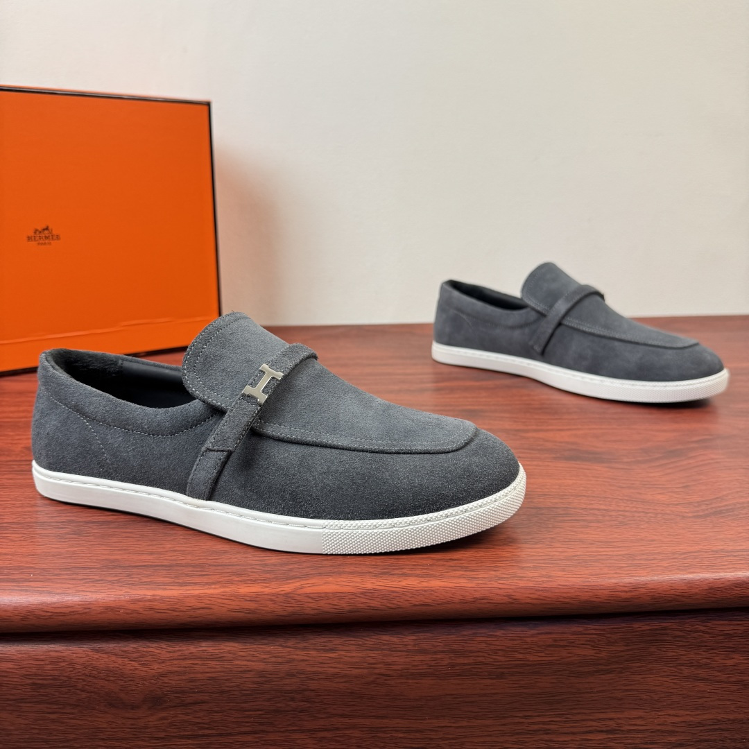 NO:831688,【Hermes】New Hermès Like series men’s leather loafers are now available!  Classic H family sports style loafers, with rubber soles and mini Paris buckles. The neat shoe shape combines gentlemanly style with a sense of everyday relaxation. The style is comfortable to wear and creates a casual urban style!  Choose suede/grained cowhide upper, select soft goatskin lining + lining with a delicate and high-grade touch, and match it with a flexible rubber outsole, which feels light and not stuffy on the feet. Multiple colors are available, easily suitable for business commuting and leisure occasions. It is a versatile choice for men's shoe cabinets. Comes with a full set of packaging!  Size 39-40-41-42-43-44 leather shoe size (can be customized to 38.45.46),,hermes,hermes,loafers,cowhide,sheepskin19860909【Hermes】爱马仕 Like系列男士皮革乐福鞋新款出货！ 经典H家运动风格乐福鞋,搭配橡胶鞋底和迷你Paris扣.利落鞋型兼具绅士格调与日常松弛感.款式穿着感受舒适,打造休闲都市风格！选反绒/粒面牛皮鞋面,甄选柔软山羊皮内里+内衬触感细腻高级,搭配柔韧橡胶大底,脚感轻盈不闷脚.多色可选,轻松适配商务通勤与休闲场合,是男士鞋柜里的百搭质感之选.配全套包装！ 尺码39-40-41-42-43-44皮鞋尺码（可定制38.45.46）,,hermes,hermes,loafers,cowhide,sheepskin,Men's shoes