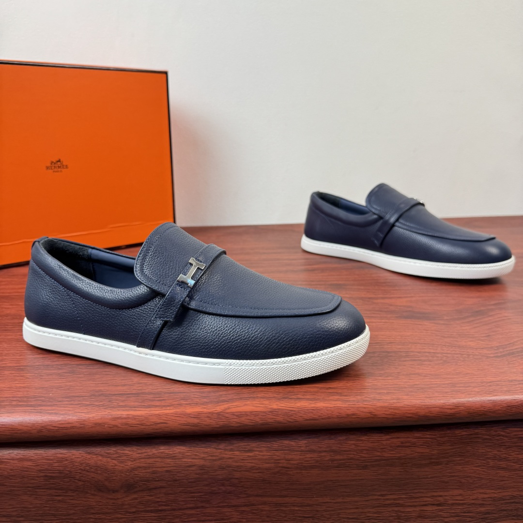 NO:831697,【Hermes】New Hermès Like series men’s leather loafers are now available!  Classic H family sports style loafers, with rubber soles and mini Paris buckles. The neat shoe shape combines gentlemanly style with a sense of everyday relaxation. The style is comfortable to wear and creates a casual urban style!  Choose suede/grained cowhide upper, select soft goatskin lining + lining with a delicate and high-grade touch, and match it with a flexible rubber outsole, which feels light and not stuffy on the feet. Multiple colors are available, easily suitable for business commuting and leisure occasions. It is a versatile choice for men's shoe cabinets. Comes with a full set of packaging!  Size 39-40-41-42-43-44 leather shoe size (can be customized to 38.45.46) Item number H252926 grain blue, hermes, hermes, loafers, cowhide, sheepskin19860909【Hermes】爱马仕 Like系列男士皮革乐福鞋新款出货！ 经典H家运动风格乐福鞋,搭配橡胶鞋底和迷你Paris扣.利落鞋型兼具绅士格调与日常松弛感.款式穿着感受舒适,打造休闲都市风格！选反绒/粒面牛皮鞋面,甄选柔软山羊皮内里+内衬触感细腻高级,搭配柔韧橡胶大底,脚感轻盈不闷脚.多色可选,轻松适配商务通勤与休闲场合,是男士鞋柜里的百搭质感之选.配全套包装！ 尺码39-40-41-42-43-44皮鞋尺码（可定制38.45.46） 货号H252926粒面 蓝色,,hermes,hermes,loafers,cowhide,sheepskin,Men's shoes