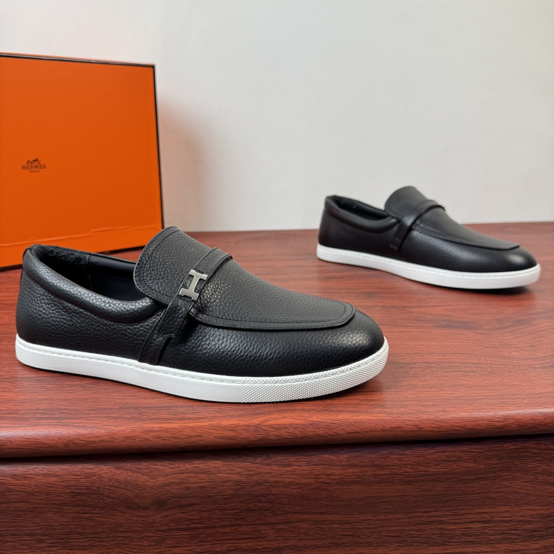 NO:831709,【Hermes】New Hermès Like series men’s leather loafers are now available!  Classic H family sports style loafers, with rubber soles and mini Paris buckles. The neat shoe shape combines gentlemanly style with a sense of everyday relaxation. The style is comfortable to wear and creates a casual urban style!  Choose suede/grained cowhide upper, select soft goatskin lining + lining with a delicate and high-grade touch, and match it with a flexible rubber outsole, which feels light and not stuffy on the feet. Multiple colors are available, easily suitable for business commuting and leisure occasions. It is a versatile choice for men's shoe cabinets. Comes with a full set of packaging!  Size 39-40-41-42-43-44 leather shoe size (can be customized to 38.45.46) Item number H252926 grain black, hermes, hermes, loafers, cowhide, sheepskin19860909【Hermes】爱马仕 Like系列男士皮革乐福鞋新款出货！ 经典H家运动风格乐福鞋,搭配橡胶鞋底和迷你Paris扣.利落鞋型兼具绅士格调与日常松弛感.款式穿着感受舒适,打造休闲都市风格！选反绒/粒面牛皮鞋面,甄选柔软山羊皮内里+内衬触感细腻高级,搭配柔韧橡胶大底,脚感轻盈不闷脚.多色可选,轻松适配商务通勤与休闲场合,是男士鞋柜里的百搭质感之选.配全套包装！ 尺码39-40-41-42-43-44皮鞋尺码（可定制38.45.46） 货号H252926粒面 黑色,,hermes,hermes,loafers,cowhide,sheepskin,Men's shoes