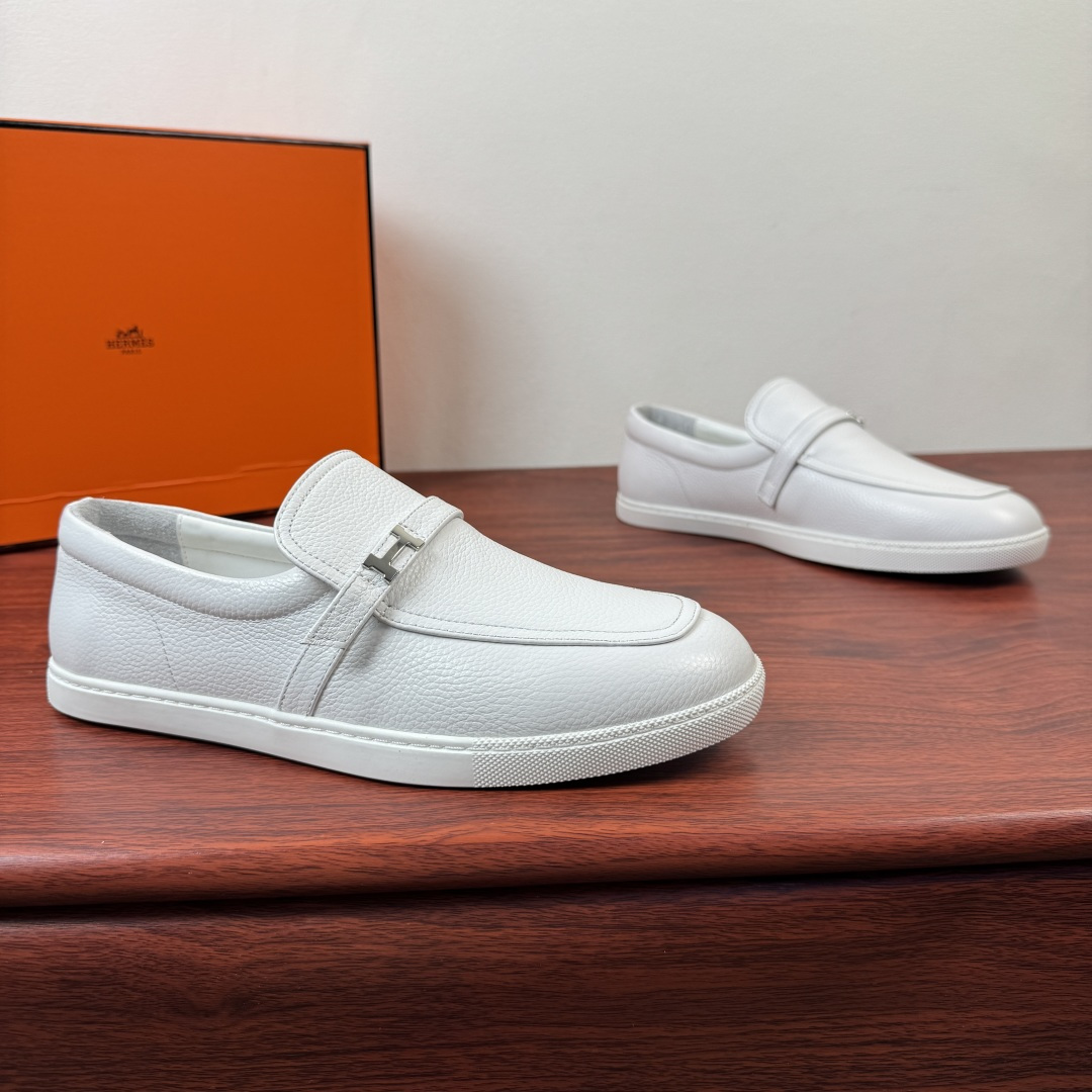 NO:831703,【Hermes】New Hermès Like series men’s leather loafers are now available!  Classic H family sports style loafers, with rubber soles and mini Paris buckles. The neat shoe shape combines gentlemanly style with a sense of everyday relaxation. The style is comfortable to wear and creates a casual urban style!  Choose suede/grained cowhide upper, select soft goatskin lining + lining with a delicate and high-grade touch, and match it with a flexible rubber outsole, which feels light and not stuffy on the feet. Multiple colors are available, easily suitable for business commuting and leisure occasions. It is a versatile choice for men's shoe cabinets. Comes with a full set of packaging!  Size 39-40-41-42-43-44 leather shoe size (can be customized to 38.45.46) Item number H252926 grain white, hermes, hermes, loafers, cowhide, sheepskin19860909【Hermes】爱马仕 Like系列男士皮革乐福鞋新款出货！ 经典H家运动风格乐福鞋,搭配橡胶鞋底和迷你Paris扣.利落鞋型兼具绅士格调与日常松弛感.款式穿着感受舒适,打造休闲都市风格！选反绒/粒面牛皮鞋面,甄选柔软山羊皮内里+内衬触感细腻高级,搭配柔韧橡胶大底,脚感轻盈不闷脚.多色可选,轻松适配商务通勤与休闲场合,是男士鞋柜里的百搭质感之选.配全套包装！ 尺码39-40-41-42-43-44皮鞋尺码（可定制38.45.46） 货号H252926粒面 白色,,hermes,hermes,loafers,cowhide,sheepskin,Men's shoes