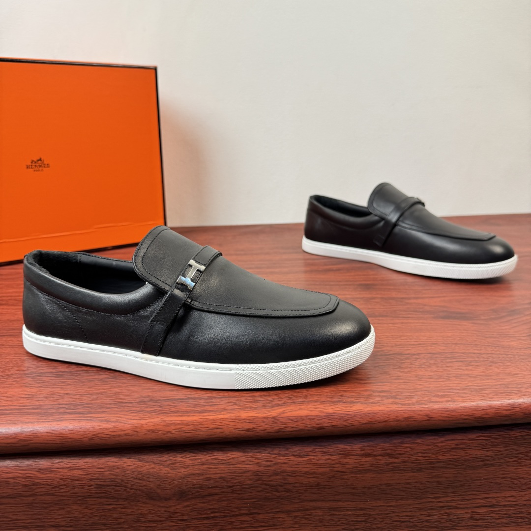 NO:831714,【Hermes】New Hermès Like series men’s leather loafers are now available!  Classic H family sports style loafers, with rubber soles and mini Paris buckles. The neat shoe shape combines gentlemanly style with a sense of everyday relaxation. The style is comfortable to wear and creates a casual urban style!  Choose suede/grained cowhide upper, select soft goatskin lining + lining with a delicate and high-grade touch, and match it with a flexible rubber outsole, which feels light and not stuffy on the feet. Multiple colors are available, easily suitable for business commuting and leisure occasions. It is a versatile choice for men's shoe cabinets. Comes with a full set of packaging!  Size 39-40-41-42-43-44 Leather shoe size (can be customized to 38.45.46) Item No. H252926 Leather black, hermes, hermes, loafers, cowhide, sheepskin19860909【Hermes】爱马仕 Like系列男士皮革乐福鞋新款出货！ 经典H家运动风格乐福鞋,搭配橡胶鞋底和迷你Paris扣.利落鞋型兼具绅士格调与日常松弛感.款式穿着感受舒适,打造休闲都市风格！选反绒/粒面牛皮鞋面,甄选柔软山羊皮内里+内衬触感细腻高级,搭配柔韧橡胶大底,脚感轻盈不闷脚.多色可选,轻松适配商务通勤与休闲场合,是男士鞋柜里的百搭质感之选.配全套包装！ 尺码39-40-41-42-43-44皮鞋尺码（可定制38.45.46） 货号H252926皮面 黑色,,hermes,hermes,loafers,cowhide,sheepskin,Men's shoes