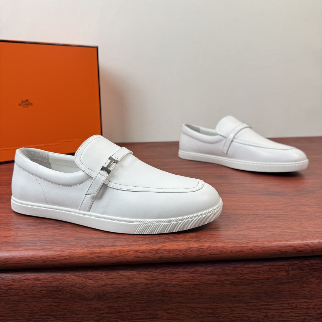 NO:831719,【Hermes】New Hermès Like series men’s leather loafers are now available!  Classic H family sports style loafers, with rubber soles and mini Paris buckles. The neat shoe shape combines gentlemanly style with a sense of everyday relaxation. The style is comfortable to wear and creates a casual urban style!  Choose suede/grained cowhide upper, select soft goatskin lining + lining with a delicate and high-grade touch, and match it with a flexible rubber outsole, which feels light and not stuffy on the feet. Multiple colors are available, easily suitable for business commuting and leisure occasions. It is a versatile choice for men's shoe cabinets. Comes with a full set of packaging!  Size 39-40-41-42-43-44 Leather shoe size (can be customized to 38.45.46) Item number H252926 leather surface white, hermes, hermes, loafers, cowhide, sheepskin19860909【Hermes】爱马仕 Like系列男士皮革乐福鞋新款出货！ 经典H家运动风格乐福鞋,搭配橡胶鞋底和迷你Paris扣.利落鞋型兼具绅士格调与日常松弛感.款式穿着感受舒适,打造休闲都市风格！选反绒/粒面牛皮鞋面,甄选柔软山羊皮内里+内衬触感细腻高级,搭配柔韧橡胶大底,脚感轻盈不闷脚.多色可选,轻松适配商务通勤与休闲场合,是男士鞋柜里的百搭质感之选.配全套包装！ 尺码39-40-41-42-43-44皮鞋尺码（可定制38.45.46） 货号H252926皮面白色,,hermes,hermes,loafers,cowhide,sheepskin,Men's shoes