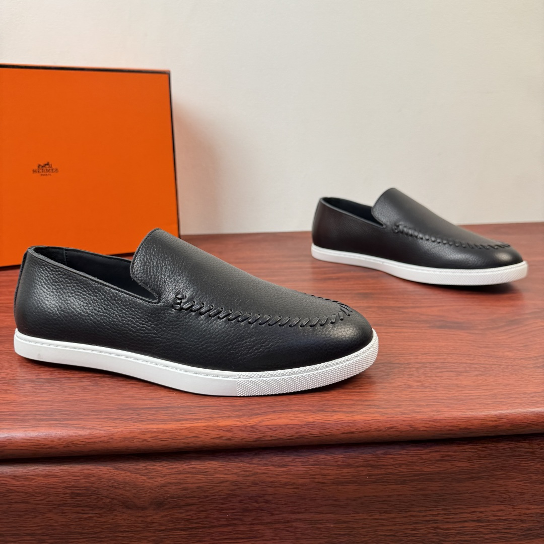NO:831802,【Hermes】Hermes Mind men’s leather loafers!  Classic style men's lazy loafers, with ingenious interpretation of relaxed textured fabrics, using high-tech original materials and first-layer cowhide, spliced ​​with a variety of comfortable materials, lightweight EVA original outsole, and Labang lasting method to create a very light and energetic fashion style!  The touch is delicate and high-end, and the iconic hand-woven stitching outlines the shoe body, low-key highlighting the brand's craftsmanship. The slip-on design is convenient and neat, and the rubber non-slip outsole is both comfortable and wear-resistant, making it easily suitable for daily commuting and leisure travel. Multiple colors are available, whether it is neat shiny leather or retro suede, which can inject a sense of high-end relaxation into the outfit. It is a must-have item for men that combines style and practicality. Full package!  Size 39-40-41-42-43-44 leather shoe size (can be customized to 38.45.46) Item number H261937 grain leather black, hermes, hermes, loafers, cowhide19860909【Hermes】爱马仕 Mind男士皮革乐福鞋！ 经典版型男士懒人乐福鞋,以匠心诠释松弛质感面料采运高技原版材料和头层牛皮拼接多种舒适材质,轻质EVA原版大底,拉邦套楦做法 打造非常轻盈活力时尚风格！触感细腻高级,标志性手工编织缝线勾勒鞋身,低调彰显品牌工艺.一脚蹬设计便捷利落,橡胶防滑大底兼顾舒适与耐磨,轻松适配日常通勤、休闲出行.多色可选,无论是利落亮面皮革还是复古反绒款,都能为穿搭注入高级松弛感,是兼具格调与实用性的男士刚需单品.全套包装！ 尺码39-40-41-42-43-44皮鞋尺码（可定制38.45.46） 货号H261937粒面皮 黑色,,hermes,hermes,loafers,cowhide,Men's shoes