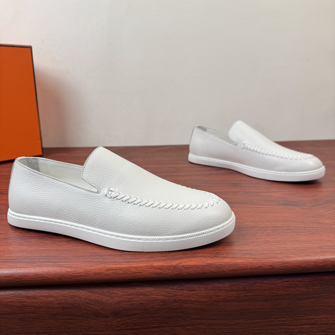 NO:831810,【Hermes】Hermes Mind men’s leather loafers!  Classic style men's lazy loafers, with ingenious interpretation of relaxed textured fabrics, using high-tech original materials and first-layer cowhide, spliced ​​with a variety of comfortable materials, lightweight EVA original outsole, and Labang lasting method to create a very light and energetic fashion style!  The touch is delicate and high-end, and the iconic hand-woven stitching outlines the shoe body, low-key highlighting the brand's craftsmanship. The slip-on design is convenient and neat, and the rubber non-slip outsole is both comfortable and wear-resistant, making it easily suitable for daily commuting and leisure travel. Multiple colors are available, whether it is neat shiny leather or retro suede, which can inject a sense of high-end relaxation into the outfit. It is a must-have item for men that combines style and practicality. Full package!  Size 39-40-41-42-43-44 leather shoe size (can be customized to 38.45.46) Item number H261937 white,,hermes,hermes,loafers,cowhide19860909【Hermes】爱马仕 Mind男士皮革乐福鞋！ 经典版型男士懒人乐福鞋,以匠心诠释松弛质感面料采运高技原版材料和头层牛皮拼接多种舒适材质,轻质EVA原版大底,拉邦套楦做法 打造非常轻盈活力时尚风格！触感细腻高级,标志性手工编织缝线勾勒鞋身,低调彰显品牌工艺.一脚蹬设计便捷利落,橡胶防滑大底兼顾舒适与耐磨,轻松适配日常通勤、休闲出行.多色可选,无论是利落亮面皮革还是复古反绒款,都能为穿搭注入高级松弛感,是兼具格调与实用性的男士刚需单品.全套包装！ 尺码39-40-41-42-43-44皮鞋尺码（可定制38.45.46） 货号H261937 白色,,hermes,hermes,loafers,cowhide,Men's shoes