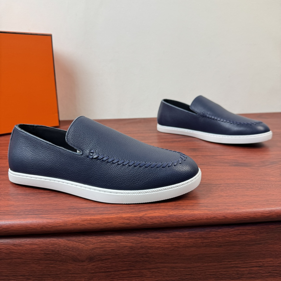 NO:831818,【Hermes】Hermes Mind men’s leather loafers!  Classic style men's lazy loafers, with ingenious interpretation of relaxed textured fabrics, using high-tech original materials and first-layer cowhide, spliced ​​with a variety of comfortable materials, lightweight EVA original outsole, and Labang lasting method to create a very light and energetic fashion style!  The touch is delicate and high-end, and the iconic hand-woven stitching outlines the shoe body, low-key highlighting the brand's craftsmanship. The slip-on design is convenient and neat, and the rubber non-slip outsole is both comfortable and wear-resistant, making it easily suitable for daily commuting and leisure travel. Multiple colors are available, whether it is neat shiny leather or retro suede, which can inject a sense of high-end relaxation into the outfit. It is a must-have item for men that combines style and practicality. Full package!  Size 39-40-41-42-43-44 leather shoe size (can be customized to 38.45.46) Item number H261937 blue,,hermes,hermes,loafers,cowhide19860909【Hermes】爱马仕 Mind男士皮革乐福鞋！ 经典版型男士懒人乐福鞋,以匠心诠释松弛质感面料采运高技原版材料和头层牛皮拼接多种舒适材质,轻质EVA原版大底,拉邦套楦做法 打造非常轻盈活力时尚风格！触感细腻高级,标志性手工编织缝线勾勒鞋身,低调彰显品牌工艺.一脚蹬设计便捷利落,橡胶防滑大底兼顾舒适与耐磨,轻松适配日常通勤、休闲出行.多色可选,无论是利落亮面皮革还是复古反绒款,都能为穿搭注入高级松弛感,是兼具格调与实用性的男士刚需单品.全套包装！ 尺码39-40-41-42-43-44皮鞋尺码（可定制38.45.46） 货号H261937 蓝色,,hermes,hermes,loafers,cowhide,Men's shoes