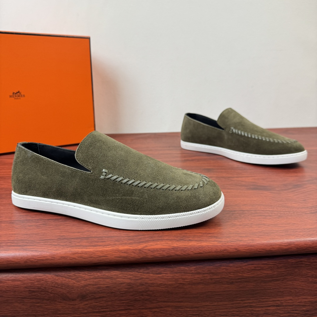 NO:831724,【Hermes】Hermes Mind men’s leather loafers!  Classic style men's lazy loafers, with ingenious interpretation of relaxed textured fabrics, using high-tech original materials and first-layer cowhide, spliced ​​with a variety of comfortable materials, lightweight EVA original outsole, and Labang lasting method to create a very light and energetic fashion style!  The touch is delicate and high-end, and the iconic hand-woven stitching outlines the shoe body, low-key highlighting the brand's craftsmanship. The slip-on design is convenient and neat, and the rubber non-slip outsole is both comfortable and wear-resistant, making it easily suitable for daily commuting and leisure travel. Multiple colors are available, whether it is neat shiny leather or retro suede, which can inject a sense of high-end relaxation into the outfit. It is a must-have item for men that combines style and practicality. Full package!  Size 39-40-41-42-43-44 Leather shoe size (can be customized to 38.45.46) Item number H261937 suede green, hermes, hermes, loafers, cowhide19860909【Hermes】爱马仕 Mind男士皮革乐福鞋！ 经典版型男士懒人乐福鞋,以匠心诠释松弛质感面料采运高技原版材料和头层牛皮拼接多种舒适材质,轻质EVA原版大底,拉邦套楦做法 打造非常轻盈活力时尚风格！触感细腻高级,标志性手工编织缝线勾勒鞋身,低调彰显品牌工艺.一脚蹬设计便捷利落,橡胶防滑大底兼顾舒适与耐磨,轻松适配日常通勤、休闲出行.多色可选,无论是利落亮面皮革还是复古反绒款,都能为穿搭注入高级松弛感,是兼具格调与实用性的男士刚需单品.全套包装！ 尺码39-40-41-42-43-44皮鞋尺码（可定制38.45.46） 货号H261937绒面 绿色,,hermes,hermes,loafers,cowhide,Men's shoes