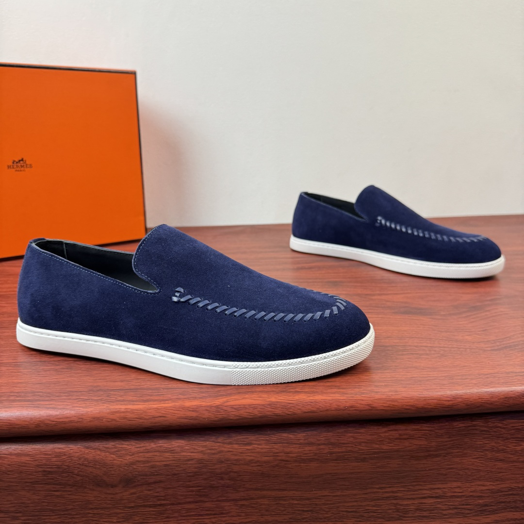NO:831729,【Hermes】Hermes Mind men’s leather loafers!  Classic style men's lazy loafers, with ingenious interpretation of relaxed textured fabrics, using high-tech original materials and first-layer cowhide, spliced ​​with a variety of comfortable materials, lightweight EVA original outsole, and Labang lasting method to create a very light and energetic fashion style!  The touch is delicate and high-end, and the iconic hand-woven stitching outlines the shoe body, low-key highlighting the brand's craftsmanship. The slip-on design is convenient and neat, and the rubber non-slip outsole is both comfortable and wear-resistant, making it easily suitable for daily commuting and leisure travel. Multiple colors are available, whether it is neat shiny leather or retro suede, which can inject a sense of high-end relaxation into the outfit. It is a must-have item for men that combines style and practicality. Full package!  Size 39-40-41-42-43-44 leather shoe size (can be customized to 38.45.46) Item number H261937 suede blue, hermes, hermes, loafers, cowhide19860909【Hermes】爱马仕 Mind男士皮革乐福鞋！ 经典版型男士懒人乐福鞋,以匠心诠释松弛质感面料采运高技原版材料和头层牛皮拼接多种舒适材质,轻质EVA原版大底,拉邦套楦做法 打造非常轻盈活力时尚风格！触感细腻高级,标志性手工编织缝线勾勒鞋身,低调彰显品牌工艺.一脚蹬设计便捷利落,橡胶防滑大底兼顾舒适与耐磨,轻松适配日常通勤、休闲出行.多色可选,无论是利落亮面皮革还是复古反绒款,都能为穿搭注入高级松弛感,是兼具格调与实用性的男士刚需单品.全套包装！ 尺码39-40-41-42-43-44皮鞋尺码（可定制38.45.46） 货号H261937绒面蓝色,,hermes,hermes,loafers,cowhide,Men's shoes