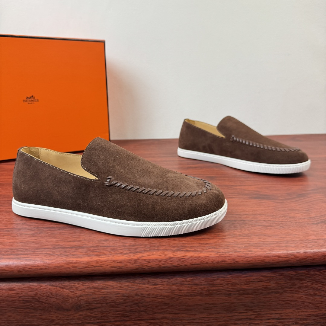 NO:831734,【Hermes】Hermes Mind men’s leather loafers!  Classic style men's lazy loafers, with ingenious interpretation of relaxed textured fabrics, using high-tech original materials and first-layer cowhide, spliced ​​with a variety of comfortable materials, lightweight EVA original outsole, and Labang lasting method to create a very light and energetic fashion style!  The touch is delicate and high-end, and the iconic hand-woven stitching outlines the shoe body, low-key highlighting the brand's craftsmanship. The slip-on design is convenient and neat, and the rubber non-slip outsole is both comfortable and wear-resistant, making it easily suitable for daily commuting and leisure travel. Multiple colors are available, whether it is neat shiny leather or retro suede, which can inject a sense of high-end relaxation into the outfit. It is a must-have item for men that combines style and practicality. Full package!  Size 39-40-41-42-43-44 Leather shoe size (can be customized to 38.45.46) Item number H261937 suede coffee color, hermes, hermes, loafers, cowhide19860909【Hermes】爱马仕 Mind男士皮革乐福鞋！ 经典版型男士懒人乐福鞋,以匠心诠释松弛质感面料采运高技原版材料和头层牛皮拼接多种舒适材质,轻质EVA原版大底,拉邦套楦做法 打造非常轻盈活力时尚风格！触感细腻高级,标志性手工编织缝线勾勒鞋身,低调彰显品牌工艺.一脚蹬设计便捷利落,橡胶防滑大底兼顾舒适与耐磨,轻松适配日常通勤、休闲出行.多色可选,无论是利落亮面皮革还是复古反绒款,都能为穿搭注入高级松弛感,是兼具格调与实用性的男士刚需单品.全套包装！ 尺码39-40-41-42-43-44皮鞋尺码（可定制38.45.46） 货号H261937绒面 咖色,,hermes,hermes,loafers,cowhide,Men's shoes