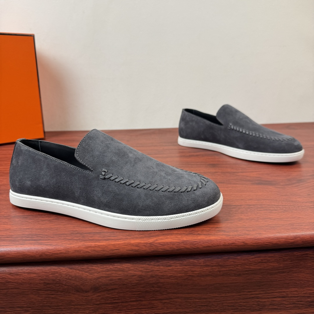 NO:831740,【Hermes】Hermes Mind men’s leather loafers!  Classic style men's lazy loafers, with ingenious interpretation of relaxed textured fabrics, using high-tech original materials and first-layer cowhide, spliced ​​with a variety of comfortable materials, lightweight EVA original outsole, and Labang lasting method to create a very light and energetic fashion style!  The touch is delicate and high-end, and the iconic hand-woven stitching outlines the shoe body, low-key highlighting the brand's craftsmanship. The slip-on design is convenient and neat, and the rubber non-slip outsole is both comfortable and wear-resistant, making it easily suitable for daily commuting and leisure travel. Multiple colors are available, whether it is neat shiny leather or retro suede, which can inject a sense of high-end relaxation into the outfit. It is a must-have item for men that combines style and practicality. Full package!  Size 39-40-41-42-43-44 Leather shoe size (can be customized to 38.45.46) Item number H261937 suede gray, hermes, hermes, loafers, cowhide19860909【Hermes】爱马仕 Mind男士皮革乐福鞋！ 经典版型男士懒人乐福鞋,以匠心诠释松弛质感面料采运高技原版材料和头层牛皮拼接多种舒适材质,轻质EVA原版大底,拉邦套楦做法 打造非常轻盈活力时尚风格！触感细腻高级,标志性手工编织缝线勾勒鞋身,低调彰显品牌工艺.一脚蹬设计便捷利落,橡胶防滑大底兼顾舒适与耐磨,轻松适配日常通勤、休闲出行.多色可选,无论是利落亮面皮革还是复古反绒款,都能为穿搭注入高级松弛感,是兼具格调与实用性的男士刚需单品.全套包装！ 尺码39-40-41-42-43-44皮鞋尺码（可定制38.45.46） 货号H261937绒面 灰色,,hermes,hermes,loafers,cowhide,Men's shoes