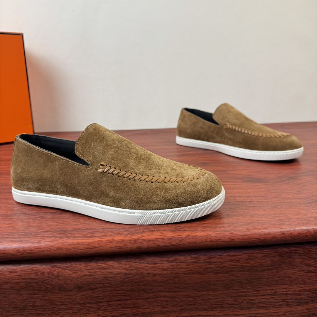 NO:831746,【Hermes】Hermes Mind men’s leather loafers!  Classic style men's lazy loafers, with ingenious interpretation of relaxed textured fabrics, using high-tech original materials and first-layer cowhide, spliced ​​with a variety of comfortable materials, lightweight EVA original outsole, and Labang lasting method to create a very light and energetic fashion style!  The touch is delicate and high-end, and the iconic hand-woven stitching outlines the shoe body, low-key highlighting the brand's craftsmanship. The slip-on design is convenient and neat, and the rubber non-slip outsole is both comfortable and wear-resistant, making it easily suitable for daily commuting and leisure travel. Multiple colors are available, whether it is neat shiny leather or retro suede, which can inject a sense of high-end relaxation into the outfit. It is a must-have item for men that combines style and practicality. Full package!  Size 39-40-41-42-43-44 Leather shoe size (can be customized to 38.45.46) Item number H261937 suede brown, hermes, hermes, loafers, cowhide19860909【Hermes】爱马仕 Mind男士皮革乐福鞋！ 经典版型男士懒人乐福鞋,以匠心诠释松弛质感面料采运高技原版材料和头层牛皮拼接多种舒适材质,轻质EVA原版大底,拉邦套楦做法 打造非常轻盈活力时尚风格！触感细腻高级,标志性手工编织缝线勾勒鞋身,低调彰显品牌工艺.一脚蹬设计便捷利落,橡胶防滑大底兼顾舒适与耐磨,轻松适配日常通勤、休闲出行.多色可选,无论是利落亮面皮革还是复古反绒款,都能为穿搭注入高级松弛感,是兼具格调与实用性的男士刚需单品.全套包装！ 尺码39-40-41-42-43-44皮鞋尺码（可定制38.45.46） 货号H261937绒面棕色,,hermes,hermes,loafers,cowhide,Men's shoes