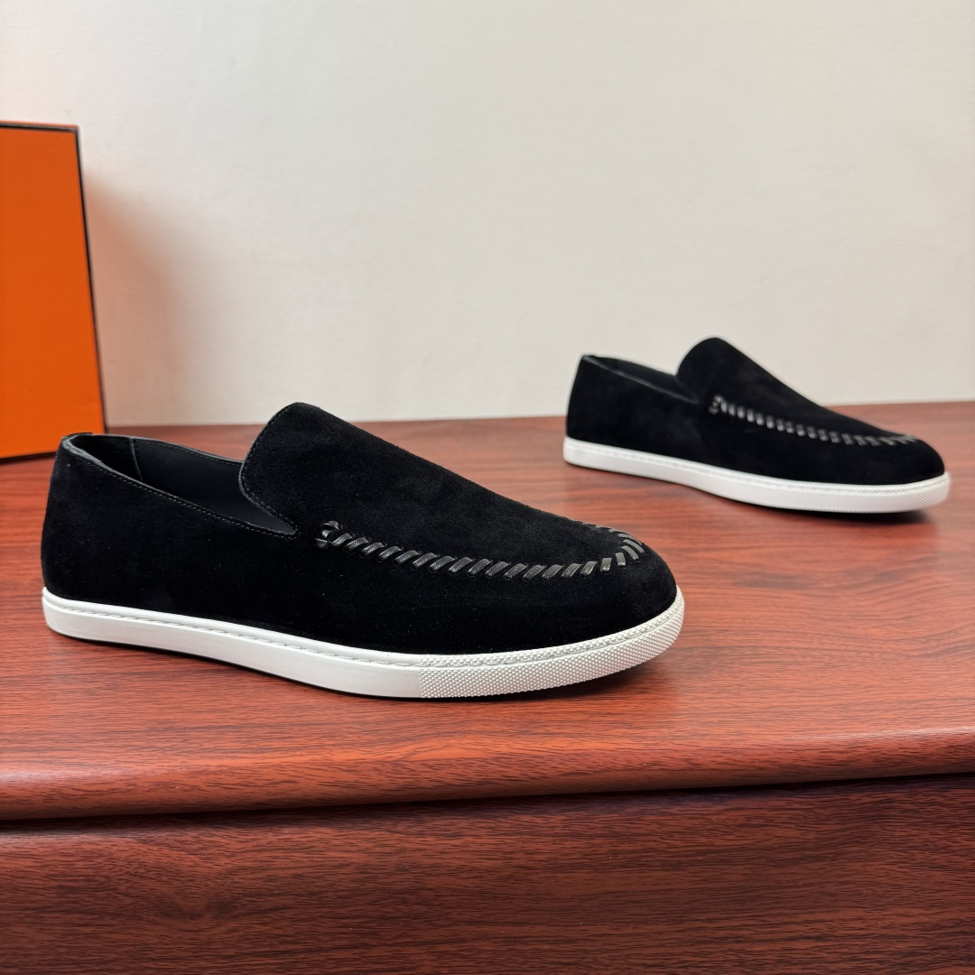 NO:831752,【Hermes】Hermes Mind men’s leather loafers!  Classic style men's lazy loafers, with ingenious interpretation of relaxed textured fabrics, using high-tech original materials and first-layer cowhide, spliced ​​with a variety of comfortable materials, lightweight EVA original outsole, and Labang lasting method to create a very light and energetic fashion style!  The touch is delicate and high-end, and the iconic hand-woven stitching outlines the shoe body, low-key highlighting the brand's craftsmanship. The slip-on design is convenient and neat, and the rubber non-slip outsole is both comfortable and wear-resistant, making it easily suitable for daily commuting and leisure travel. Multiple colors are available, whether it is neat shiny leather or retro suede, which can inject a sense of high-end relaxation into the outfit. It is a must-have item for men that combines style and practicality. Full package!  Size 39-40-41-42-43-44 Leather shoe size (can be customized to 38.45.46) Item number H261937 suede black, hermes, hermes, loafers, cowhide19860909【Hermes】爱马仕 Mind男士皮革乐福鞋！ 经典版型男士懒人乐福鞋,以匠心诠释松弛质感面料采运高技原版材料和头层牛皮拼接多种舒适材质,轻质EVA原版大底,拉邦套楦做法 打造非常轻盈活力时尚风格！触感细腻高级,标志性手工编织缝线勾勒鞋身,低调彰显品牌工艺.一脚蹬设计便捷利落,橡胶防滑大底兼顾舒适与耐磨,轻松适配日常通勤、休闲出行.多色可选,无论是利落亮面皮革还是复古反绒款,都能为穿搭注入高级松弛感,是兼具格调与实用性的男士刚需单品.全套包装！ 尺码39-40-41-42-43-44皮鞋尺码（可定制38.45.46） 货号H261937绒面 黑色,,hermes,hermes,loafers,cowhide,Men's shoes