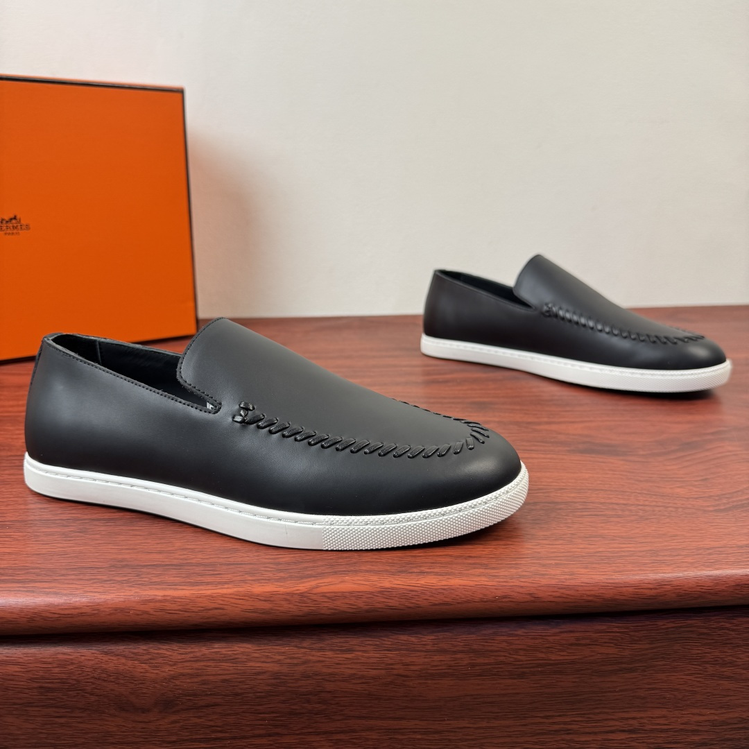 NO:831829,【Hermes】Hermes Mind men’s leather loafers!  Classic style men's lazy loafers, with ingenious interpretation of relaxed textured fabrics, using high-tech original materials and first-layer cowhide, spliced ​​with a variety of comfortable materials, lightweight EVA original outsole, and Labang lasting method to create a very light and energetic fashion style!  The touch is delicate and high-end, and the iconic hand-woven stitching outlines the shoe body, low-key highlighting the brand's craftsmanship. The slip-on design is convenient and neat, and the rubber non-slip outsole is both comfortable and wear-resistant, making it easily suitable for daily commuting and leisure travel. Multiple colors are available, whether it is neat shiny leather or retro suede, which can inject a sense of high-end relaxation into the outfit. It is a must-have item for men that combines style and practicality. Full package!  Size 39-40-41-42-43-44 Leather shoe size (can be customized to 38.45.46) Item No. H261937 Leather black, hermes, hermes, loafers, cowhide19860909【Hermes】爱马仕 Mind男士皮革乐福鞋！ 经典版型男士懒人乐福鞋,以匠心诠释松弛质感面料采运高技原版材料和头层牛皮拼接多种舒适材质,轻质EVA原版大底,拉邦套楦做法 打造非常轻盈活力时尚风格！触感细腻高级,标志性手工编织缝线勾勒鞋身,低调彰显品牌工艺.一脚蹬设计便捷利落,橡胶防滑大底兼顾舒适与耐磨,轻松适配日常通勤、休闲出行.多色可选,无论是利落亮面皮革还是复古反绒款,都能为穿搭注入高级松弛感,是兼具格调与实用性的男士刚需单品.全套包装！ 尺码39-40-41-42-43-44皮鞋尺码（可定制38.45.46） 货号H261937皮面 黑色,,hermes,hermes,loafers,cowhide,Men's shoes
