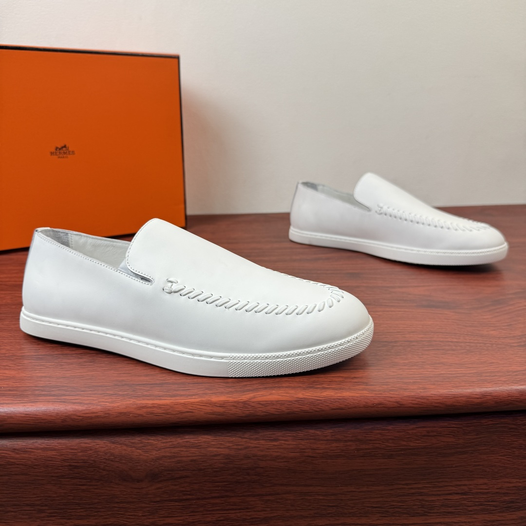 NO:831837,【Hermes】Hermes Mind men’s leather loafers!  Classic style men's lazy loafers, with ingenious interpretation of relaxed textured fabrics, using high-tech original materials and first-layer cowhide, spliced ​​with a variety of comfortable materials, lightweight EVA original outsole, and Labang lasting method to create a very light and energetic fashion style!  The touch is delicate and high-end, and the iconic hand-woven stitching outlines the shoe body, low-key highlighting the brand's craftsmanship. The slip-on design is convenient and neat, and the rubber non-slip outsole is both comfortable and wear-resistant, making it easily suitable for daily commuting and leisure travel. Multiple colors are available, whether it is neat shiny leather or retro suede, which can inject a sense of high-end relaxation into the outfit. It is a must-have item for men that combines style and practicality. Full package!  Size 39-40-41-42-43-44 Leather shoe size (can be customized to 38.45.46) Item No. H261937 Leather surface white, hermes, hermes, loafers, cowhide19860909【Hermes】爱马仕 Mind男士皮革乐福鞋！ 经典版型男士懒人乐福鞋,以匠心诠释松弛质感面料采运高技原版材料和头层牛皮拼接多种舒适材质,轻质EVA原版大底,拉邦套楦做法 打造非常轻盈活力时尚风格！触感细腻高级,标志性手工编织缝线勾勒鞋身,低调彰显品牌工艺.一脚蹬设计便捷利落,橡胶防滑大底兼顾舒适与耐磨,轻松适配日常通勤、休闲出行.多色可选,无论是利落亮面皮革还是复古反绒款,都能为穿搭注入高级松弛感,是兼具格调与实用性的男士刚需单品.全套包装！ 尺码39-40-41-42-43-44皮鞋尺码（可定制38.45.46） 货号H261937皮面 白色,,hermes,hermes,loafers,cowhide,Men's shoes