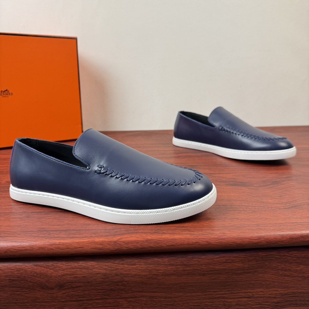 NO:831814,【Hermes】Hermes Mind men’s leather loafers!  Classic style men's lazy loafers, with ingenious interpretation of relaxed textured fabrics, using high-tech original materials and first-layer cowhide, spliced ​​with a variety of comfortable materials, lightweight EVA original outsole, and Labang lasting method to create a very light and energetic fashion style!  The touch is delicate and high-end, and the iconic hand-woven stitching outlines the shoe body, low-key highlighting the brand's craftsmanship. The slip-on design is convenient and neat, and the rubber non-slip outsole is both comfortable and wear-resistant, making it easily suitable for daily commuting and leisure travel. Multiple colors are available, whether it is neat shiny leather or retro suede, which can inject a sense of high-end relaxation into the outfit. It is a must-have item for men that combines style and practicality. Full package!  Size 39-40-41-42-43-44 Leather shoe size (can be customized to 38.45.46) Item number H261937 Leather blue, hermes, hermes, loafers, cowhide19860909【Hermes】爱马仕 Mind男士皮革乐福鞋！ 经典版型男士懒人乐福鞋,以匠心诠释松弛质感面料采运高技原版材料和头层牛皮拼接多种舒适材质,轻质EVA原版大底,拉邦套楦做法 打造非常轻盈活力时尚风格！触感细腻高级,标志性手工编织缝线勾勒鞋身,低调彰显品牌工艺.一脚蹬设计便捷利落,橡胶防滑大底兼顾舒适与耐磨,轻松适配日常通勤、休闲出行.多色可选,无论是利落亮面皮革还是复古反绒款,都能为穿搭注入高级松弛感,是兼具格调与实用性的男士刚需单品.全套包装！ 尺码39-40-41-42-43-44皮鞋尺码（可定制38.45.46） 货号H261937皮面蓝色,,hermes,hermes,loafers,cowhide,Men's shoes