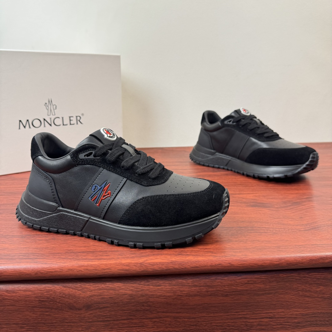 NO:832093,First batch of Moncler men's casual sports shoes, which combine luxury and comfort. They are made of first-layer cowhide and suede material. The iconic embroidered logo on the side of the shoe is low-key and eye-catching. The three colors of black, white, and black silver are suitable for wearing in many scenes. The non-slip and wear-resistant rubber outsole is paired with a soft insole, which can take into account daily commuting and light outdoor travel, and easily create a neat and high-end feel. Three colors available, complete package!  Size 39-40-41-42-43-44 leather shoe size (can be customized to 38.45) Item number A4M00 black,,Moncler,sneakers,cowhide19860909批 Moncler 盟可睐男士休闲运动鞋,奢感与舒适兼备 甄选头层牛皮拼接反绒材质,鞋侧标志性刺绣标识低调吸睛,黑白、纯白、黑银三色适配多场景穿搭.防滑耐磨橡胶大底搭配柔软鞋垫,兼顾日常通勤与轻户外出行,轻松打造利落高级感.三色可选,全套包装齐全！ 尺码39-40-41-42-43-44皮鞋尺码（可定制38.45） 货号A4M00黑色,,Moncler,sneakers,cowhide,Men's shoes