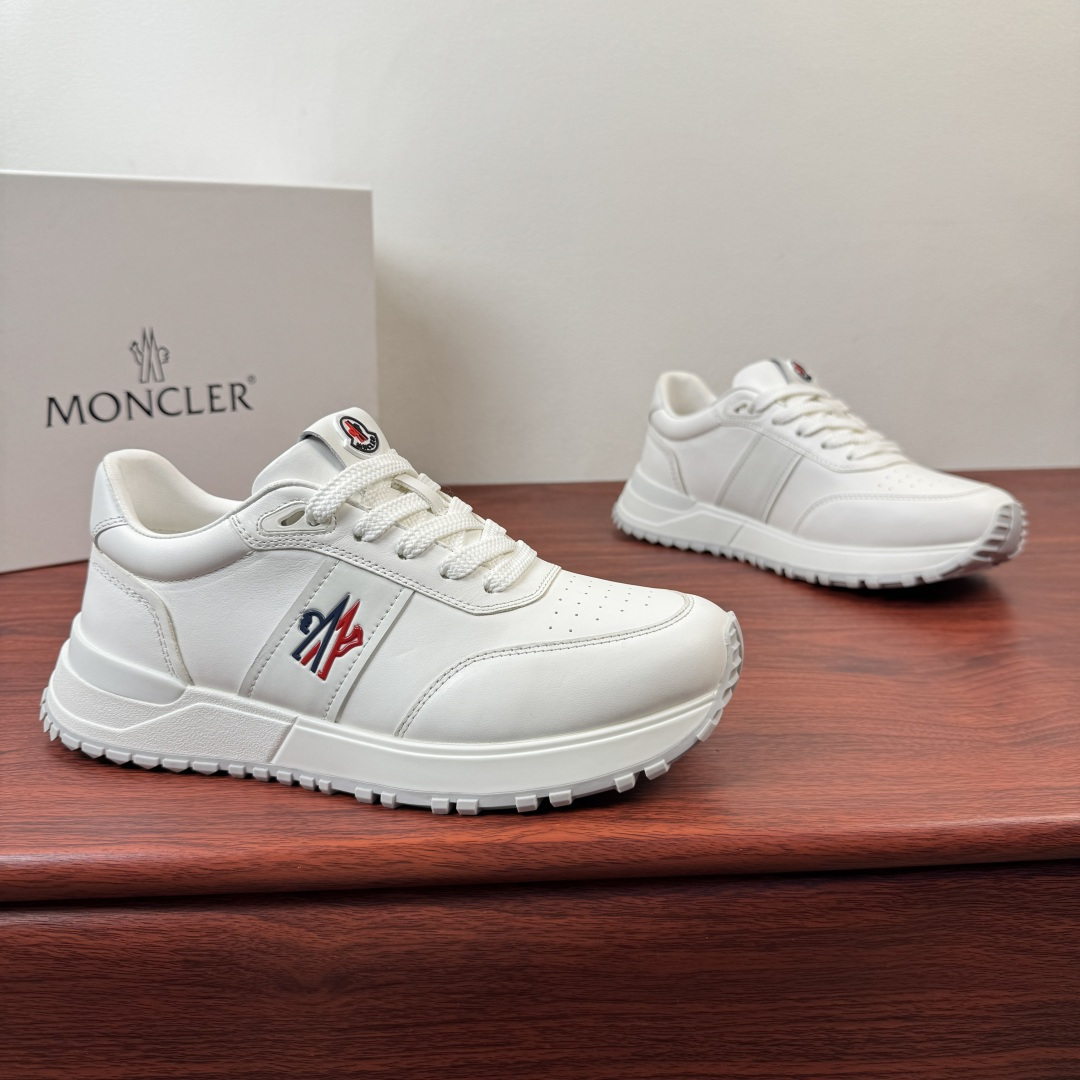 NO:832046,First batch of Moncler men's casual sports shoes, which combine luxury and comfort. They are made of first-layer cowhide and suede material. The iconic embroidered logo on the side of the shoe is low-key and eye-catching. The three colors of black, white, and black silver are suitable for wearing in many scenes. The non-slip and wear-resistant rubber outsole is paired with a soft insole, which can take into account daily commuting and light outdoor travel, and easily create a neat and high-end feel. Three colors available, complete package!  Size 39-40-41-42-43-44 leather shoe size (can be customized to 38.45) Item number A4M00 white,,Moncler,sneakers,cowhide19860909批 Moncler 盟可睐男士休闲运动鞋,奢感与舒适兼备 甄选头层牛皮拼接反绒材质,鞋侧标志性刺绣标识低调吸睛,黑白、纯白、黑银三色适配多场景穿搭.防滑耐磨橡胶大底搭配柔软鞋垫,兼顾日常通勤与轻户外出行,轻松打造利落高级感.三色可选,全套包装齐全！ 尺码39-40-41-42-43-44皮鞋尺码（可定制38.45） 货号A4M00白色,,Moncler,sneakers,cowhide,Men's shoes