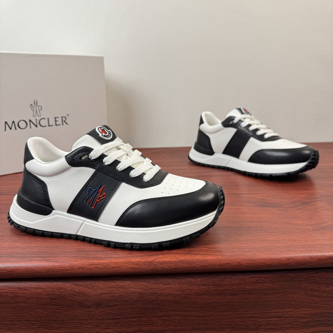 NO:832052,First batch of Moncler men's casual sports shoes, which combine luxury and comfort. They are made of first-layer cowhide and suede material. The iconic embroidered logo on the side of the shoe is low-key and eye-catching. The three colors of black, white, and black silver are suitable for wearing in many scenes. The non-slip and wear-resistant rubber outsole is paired with a soft insole, which can take into account daily commuting and light outdoor travel, and easily create a neat and high-end feel. Three colors available, complete package!  Size 39-40-41-42-43-44 leather shoe size (can be customized to 38.45) Item number A4M00 black and white,,Moncler,sneakers,cowhide19860909批 Moncler 盟可睐男士休闲运动鞋,奢感与舒适兼备 甄选头层牛皮拼接反绒材质,鞋侧标志性刺绣标识低调吸睛,黑白、纯白、黑银三色适配多场景穿搭.防滑耐磨橡胶大底搭配柔软鞋垫,兼顾日常通勤与轻户外出行,轻松打造利落高级感.三色可选,全套包装齐全！ 尺码39-40-41-42-43-44皮鞋尺码（可定制38.45） 货号A4M00黑白,,Moncler,sneakers,cowhide,Men's shoes