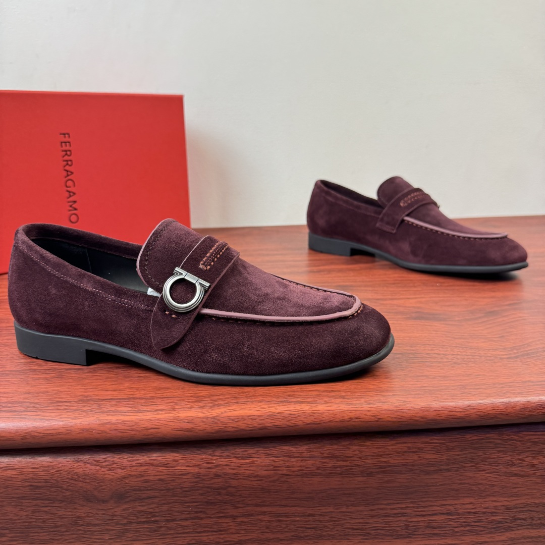 NO:831823,【Ferragamo】The new Ferragamo Gancini men’s leather loafers are now available!  This Gancini loafer is made of soft cow leather/imported suede cowhide, with fine and deep texture, showing a formal style. The back of the shoe is decorated with a stitched saddle strap, the side is decorated with titanium Gancini buckles, and the rubber sole is equipped with anti-slip rubber nails. It is lined with high-quality calf leather and is genuine leather.  Removable soft-soled insole, stitched edge decoration, white Ferragam printed letter logo badge details. Encrypted western-style stitching on the toe interface, and baked edge processing details, showing a beautiful custom style. See pictures for more details. The actual style is awesome. It is highly recommended to buy it. It comes with a full set of packaging!  Size 39-40-41-42-43-44 leather shoe size (can be customized to 38.45.46) Item No. F188191 suede burgundy,,ferragamo,ferragamo,loafers,cowhide19860909【Ferragamo】菲拉格慕 Gancini男士皮革乐福鞋新款出货！ 此款Gancini乐福鞋选用柔软牛皮革材质/进口反绒牛皮材质,纹理细腻深邃,尽显正装风范.鞋背饰有缝线鞋鞍饰带,侧面缀饰钛金属色Gancini扣饰,橡胶鞋底配以防滑橡胶钉.甄选优质小牛皮内衬,真皮可抽卸软底鞋垫,缝线包边装饰,白色Ferragam印刷字母logo徽章细节.鞋头接口出有加密西部风格缝线,焗边工艺处理细节,尽显美观定制风格,更多细节见图片,实物超赞款式,强力推荐入手,配全套包装！ 尺码39-40-41-42-43-44皮鞋尺码（可定制38.45.46） 货号F188191绒面 酒红,,ferragamo,ferragamo,loafers,cowhide,Men's shoes