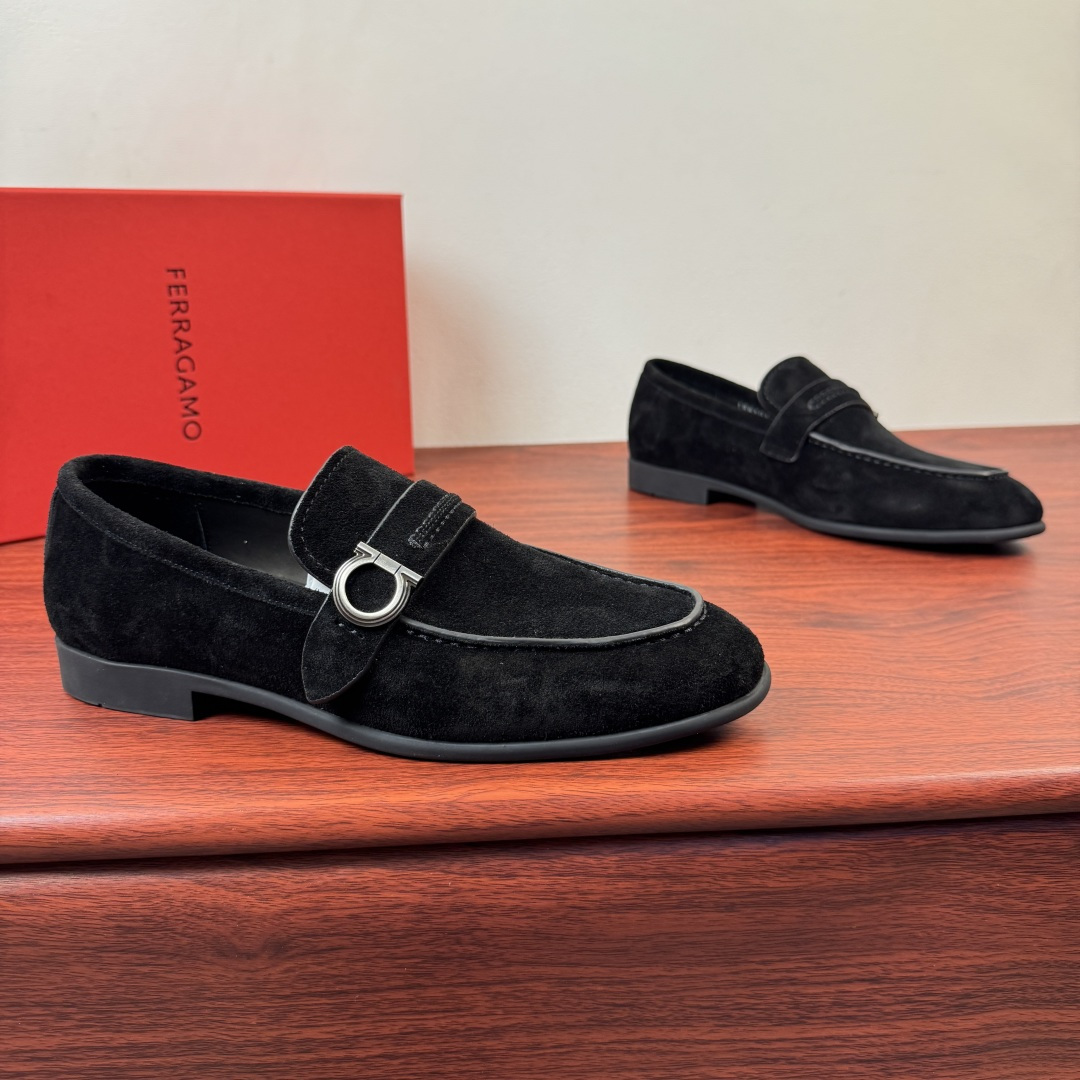 NO:831832,【Ferragamo】The new Ferragamo Gancini men’s leather loafers are now available!  This Gancini loafer is made of soft cow leather/imported suede cowhide, with fine and deep texture, showing a formal style. The back of the shoe is decorated with a stitched saddle strap, the side is decorated with titanium Gancini buckles, and the rubber sole is equipped with anti-slip rubber nails. It is lined with high-quality calf leather and is genuine leather.  Removable soft-soled insole, stitched edge decoration, white Ferragam printed letter logo badge details. Encrypted western-style stitching on the toe interface, and baked edge processing details, showing a beautiful custom style. See pictures for more details. The actual style is awesome. It is highly recommended to buy it. It comes with a full set of packaging!  Size 39-40-41-42-43-44 Leather shoe size (can be customized to 38.45.46) Item number F188191 suede black,,ferragamo,ferragamo,loafers,cowhide19860909【Ferragamo】菲拉格慕 Gancini男士皮革乐福鞋新款出货！ 此款Gancini乐福鞋选用柔软牛皮革材质/进口反绒牛皮材质,纹理细腻深邃,尽显正装风范.鞋背饰有缝线鞋鞍饰带,侧面缀饰钛金属色Gancini扣饰,橡胶鞋底配以防滑橡胶钉.甄选优质小牛皮内衬,真皮可抽卸软底鞋垫,缝线包边装饰,白色Ferragam印刷字母logo徽章细节.鞋头接口出有加密西部风格缝线,焗边工艺处理细节,尽显美观定制风格,更多细节见图片,实物超赞款式,强力推荐入手,配全套包装！ 尺码39-40-41-42-43-44皮鞋尺码（可定制38.45.46） 货号F188191绒面 黑色,,ferragamo,ferragamo,loafers,cowhide,Men's shoes