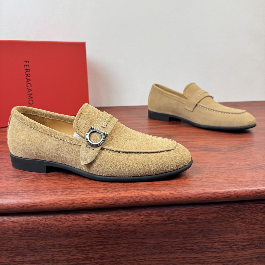 NO:831841,【Ferragamo】The new Ferragamo Gancini men’s leather loafers are now available!  This Gancini loafer is made of soft cow leather/imported suede cowhide, with fine and deep texture, showing a formal style. The back of the shoe is decorated with a stitched saddle strap, the side is decorated with titanium Gancini buckles, and the rubber sole is equipped with anti-slip rubber nails. It is lined with high-quality calf leather and is genuine leather.  Removable soft-soled insole, stitched edge decoration, white Ferragam printed letter logo badge details. Encrypted western-style stitching on the toe interface, and baked edge processing details, showing a beautiful custom style. See pictures for more details. The actual style is awesome. It is highly recommended to buy it. It comes with a full set of packaging!  Size 39-40-41-42-43-44 leather shoe size (can be customized to 38.45.46) Item No. F188191 suede apricot,,ferragamo,ferragamo,loafers,cowhide19860909【Ferragamo】菲拉格慕 Gancini男士皮革乐福鞋新款出货！ 此款Gancini乐福鞋选用柔软牛皮革材质/进口反绒牛皮材质,纹理细腻深邃,尽显正装风范.鞋背饰有缝线鞋鞍饰带,侧面缀饰钛金属色Gancini扣饰,橡胶鞋底配以防滑橡胶钉.甄选优质小牛皮内衬,真皮可抽卸软底鞋垫,缝线包边装饰,白色Ferragam印刷字母logo徽章细节.鞋头接口出有加密西部风格缝线,焗边工艺处理细节,尽显美观定制风格,更多细节见图片,实物超赞款式,强力推荐入手,配全套包装！ 尺码39-40-41-42-43-44皮鞋尺码（可定制38.45.46） 货号F188191绒面 杏色,,ferragamo,ferragamo,loafers,cowhide,Men's shoes