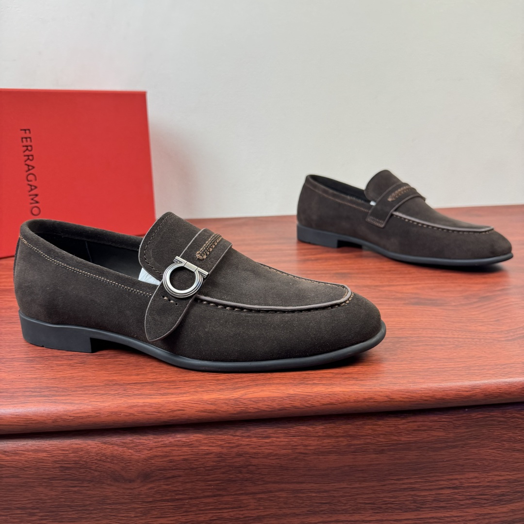 NO:831849,【Ferragamo】The new Ferragamo Gancini men’s leather loafers are now available!  This Gancini loafer is made of soft cow leather/imported suede cowhide, with fine and deep texture, showing a formal style. The back of the shoe is decorated with a stitched saddle strap, the side is decorated with titanium Gancini buckles, and the rubber sole is equipped with anti-slip rubber nails. It is lined with high-quality calf leather and is genuine leather.  Removable soft-soled insole, stitched edge decoration, white Ferragam printed letter logo badge details. Encrypted western-style stitching on the toe interface, and baked edge processing details, showing a beautiful custom style. See pictures for more details. The actual style is awesome. It is highly recommended to buy it. It comes with a full set of packaging!  Size 39-40-41-42-43-44 Leather shoe size (can be customized to 38.45.46) Item number F188191 suede coffee color, ferragamo, ferragamo, loafers, cowhide19860909【Ferragamo】菲拉格慕 Gancini男士皮革乐福鞋新款出货！ 此款Gancini乐福鞋选用柔软牛皮革材质/进口反绒牛皮材质,纹理细腻深邃,尽显正装风范.鞋背饰有缝线鞋鞍饰带,侧面缀饰钛金属色Gancini扣饰,橡胶鞋底配以防滑橡胶钉.甄选优质小牛皮内衬,真皮可抽卸软底鞋垫,缝线包边装饰,白色Ferragam印刷字母logo徽章细节.鞋头接口出有加密西部风格缝线,焗边工艺处理细节,尽显美观定制风格,更多细节见图片,实物超赞款式,强力推荐入手,配全套包装！ 尺码39-40-41-42-43-44皮鞋尺码（可定制38.45.46） 货号F188191绒面 咖色,,ferragamo,ferragamo,loafers,cowhide,Men's shoes