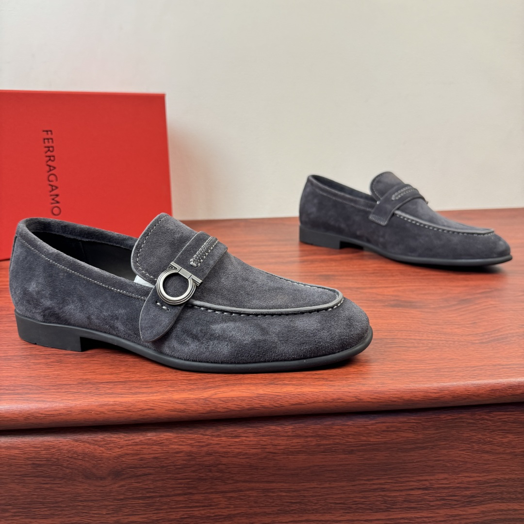 NO:831855,【Ferragamo】The new Ferragamo Gancini men’s leather loafers are now available!  This Gancini loafer is made of soft cow leather/imported suede cowhide, with fine and deep texture, showing a formal style. The back of the shoe is decorated with a stitched saddle strap, the side is decorated with titanium Gancini buckles, and the rubber sole is equipped with anti-slip rubber nails. It is lined with high-quality calf leather and is genuine leather.  Removable soft-soled insole, stitched edge decoration, white Ferragam printed letter logo badge details. Encrypted western-style stitching on the toe interface, and baked edge processing details, showing a beautiful custom style. See pictures for more details. The actual style is awesome. It is highly recommended to buy it. It comes with a full set of packaging!  Size 39-40-41-42-43-44 Leather shoe size (can be customized to 38.45.46) Item number F188191 suede gray, ferragamo, ferragamo, loafers, cowhide19860909【Ferragamo】菲拉格慕 Gancini男士皮革乐福鞋新款出货！ 此款Gancini乐福鞋选用柔软牛皮革材质/进口反绒牛皮材质,纹理细腻深邃,尽显正装风范.鞋背饰有缝线鞋鞍饰带,侧面缀饰钛金属色Gancini扣饰,橡胶鞋底配以防滑橡胶钉.甄选优质小牛皮内衬,真皮可抽卸软底鞋垫,缝线包边装饰,白色Ferragam印刷字母logo徽章细节.鞋头接口出有加密西部风格缝线,焗边工艺处理细节,尽显美观定制风格,更多细节见图片,实物超赞款式,强力推荐入手,配全套包装！ 尺码39-40-41-42-43-44皮鞋尺码（可定制38.45.46） 货号F188191绒面 灰色,,ferragamo,ferragamo,loafers,cowhide,Men's shoes