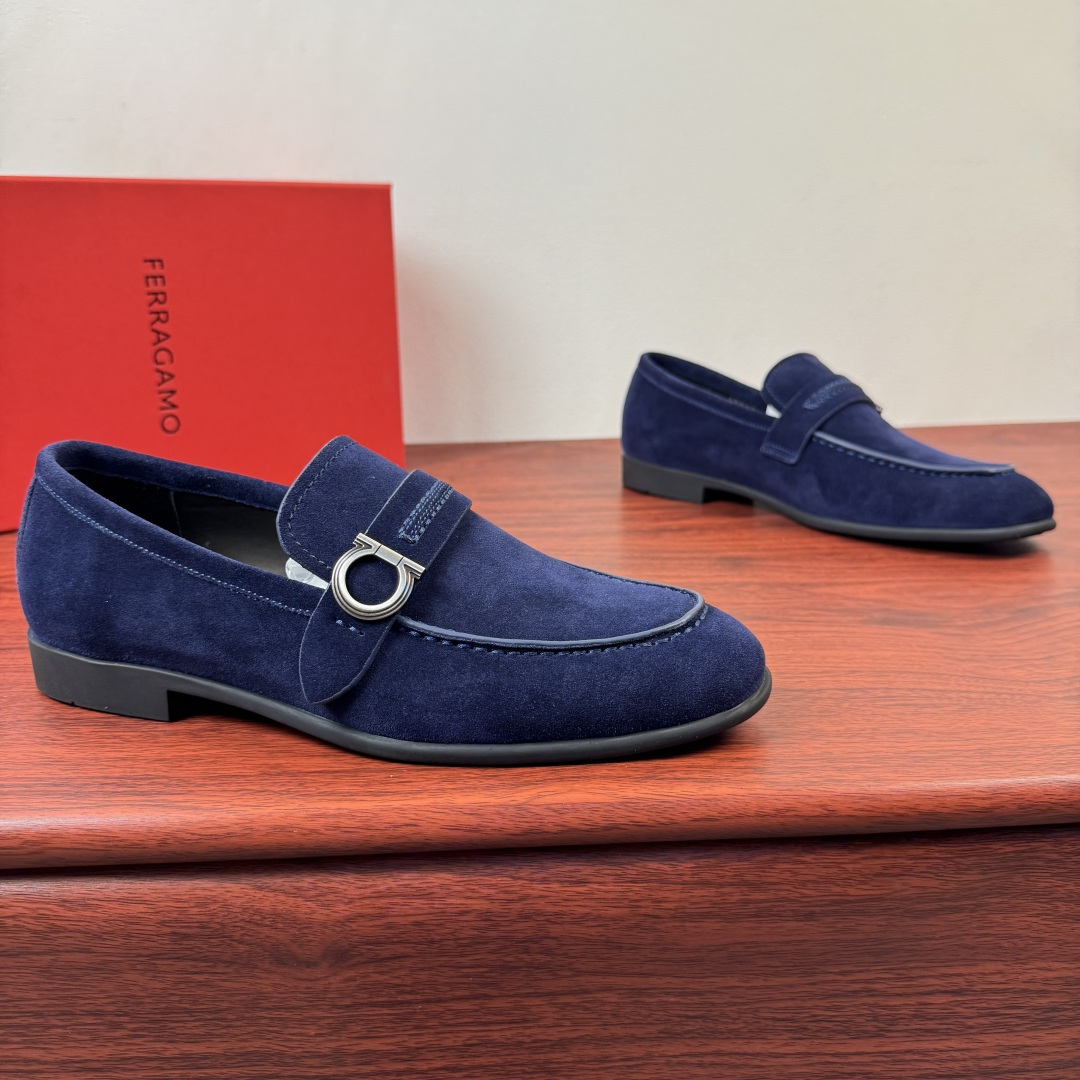 NO:831861,【Ferragamo】The new Ferragamo Gancini men’s leather loafers are now available!  This Gancini loafer is made of soft cow leather/imported suede cowhide, with fine and deep texture, showing a formal style. The back of the shoe is decorated with a stitched saddle strap, the side is decorated with titanium Gancini buckles, and the rubber sole is equipped with anti-slip rubber nails. It is lined with high-quality calf leather and is genuine leather.  Removable soft-soled insole, stitched edge decoration, white Ferragam printed letter logo badge details. Encrypted western-style stitching on the toe interface, and baked edge processing details, showing a beautiful custom style. See pictures for more details. The actual style is awesome. It is highly recommended to buy it. It comes with a full set of packaging!  Size 39-40-41-42-43-44 leather shoe size (can be customized to 38.45.46) Item number F188191 suede blue,,ferragamo,ferragamo,loafers,cowhide19860909【Ferragamo】菲拉格慕 Gancini男士皮革乐福鞋新款出货！ 此款Gancini乐福鞋选用柔软牛皮革材质/进口反绒牛皮材质,纹理细腻深邃,尽显正装风范.鞋背饰有缝线鞋鞍饰带,侧面缀饰钛金属色Gancini扣饰,橡胶鞋底配以防滑橡胶钉.甄选优质小牛皮内衬,真皮可抽卸软底鞋垫,缝线包边装饰,白色Ferragam印刷字母logo徽章细节.鞋头接口出有加密西部风格缝线,焗边工艺处理细节,尽显美观定制风格,更多细节见图片,实物超赞款式,强力推荐入手,配全套包装！ 尺码39-40-41-42-43-44皮鞋尺码（可定制38.45.46） 货号F188191绒面 蓝色,,ferragamo,ferragamo,loafers,cowhide,Men's shoes